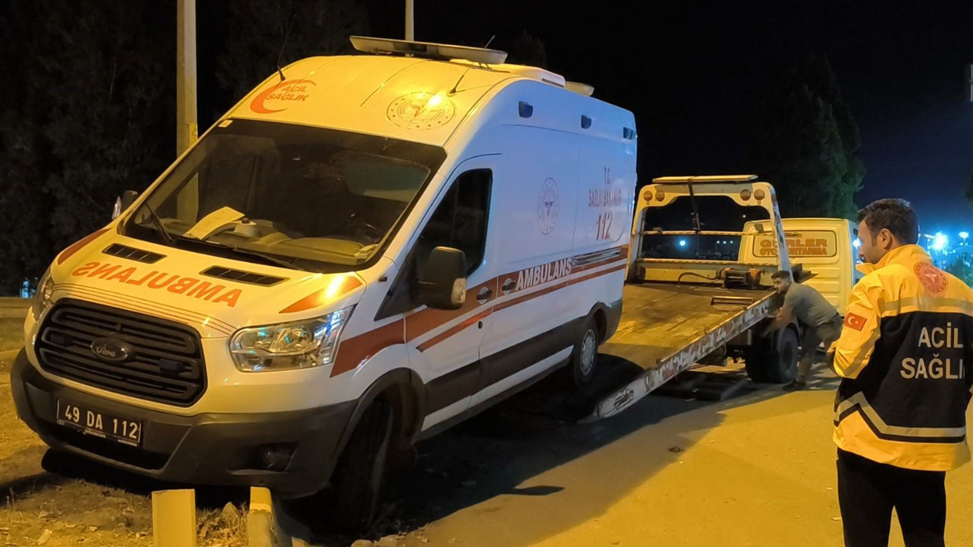 Bitlis Karayolunda Ambulans Kaza Yaptı, 2 Yaralı 4