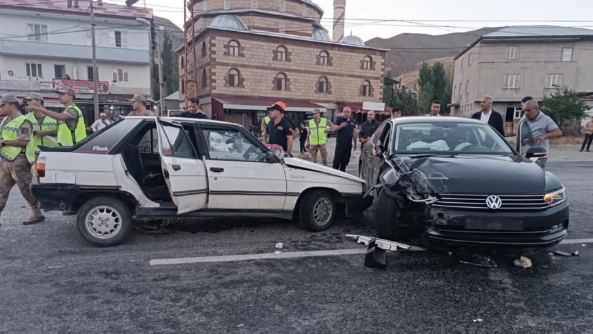 Bitlis'in Komşu İlinde Feci Kaza 5 Yaralı (1)