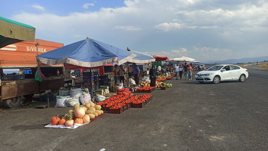 Bitlis'te Yol Kenarında Taze Sebze Ve Meyve Satışı Yoğun İlgi Görüyor (1)