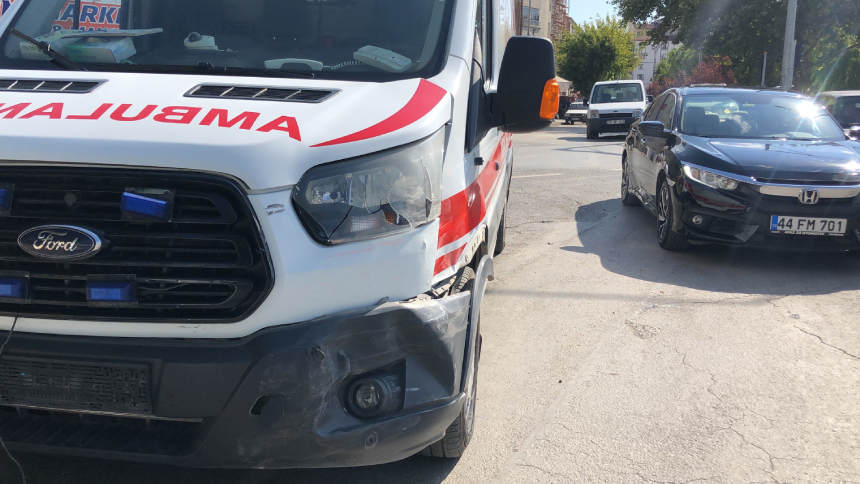 Elazığ’da Ambulans Ile Hafif Ticari Araç Çarpıştı 2 Yaralı (3)