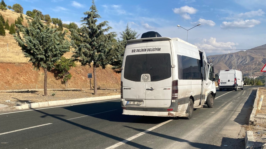 Elazığ’da Minibüs Ile Otomobil Çarpıştı 2 Yaralı (3)