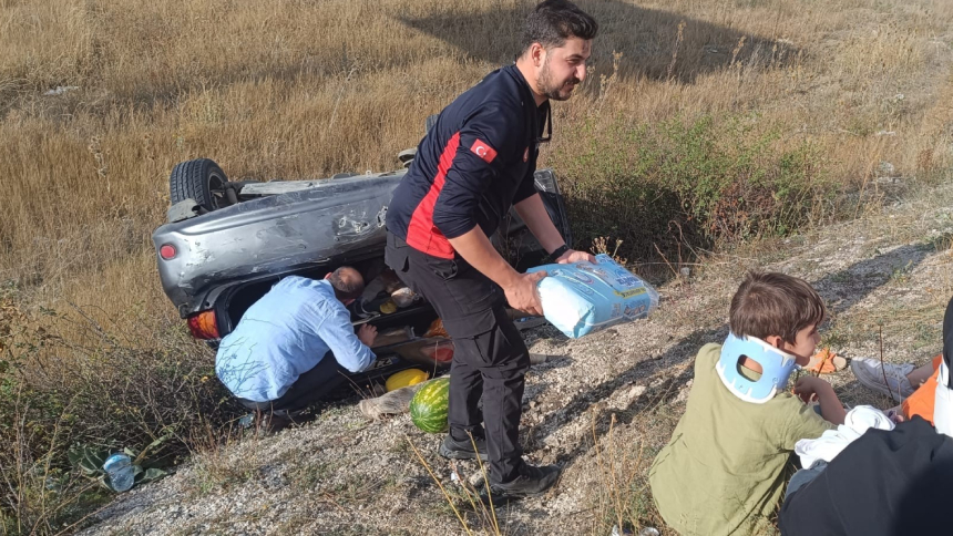 Erzincan’da Otomobil Şarampole Uçtu 6 Kişi Yaralandı (1)