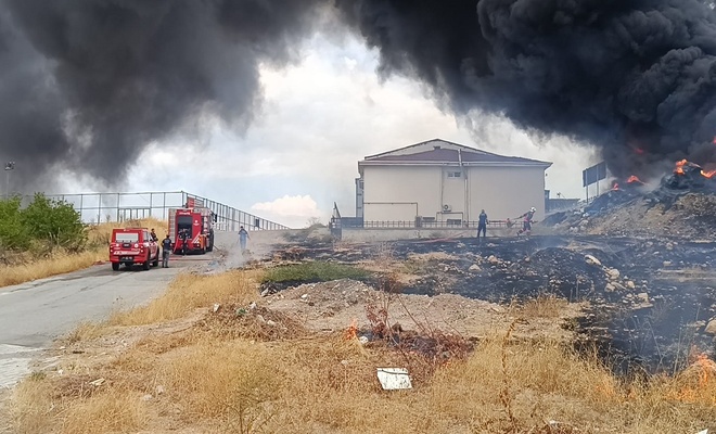 Hurdalik Yangininda Yukselen Siyah Duman Gokyuzunu Kapladi Bc840Fb6