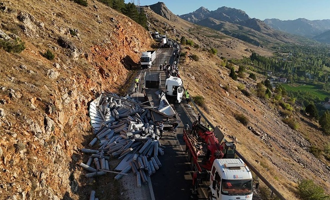 Kahramanmarasta Kumas Yuklu Tir Devrildi 94B452E5