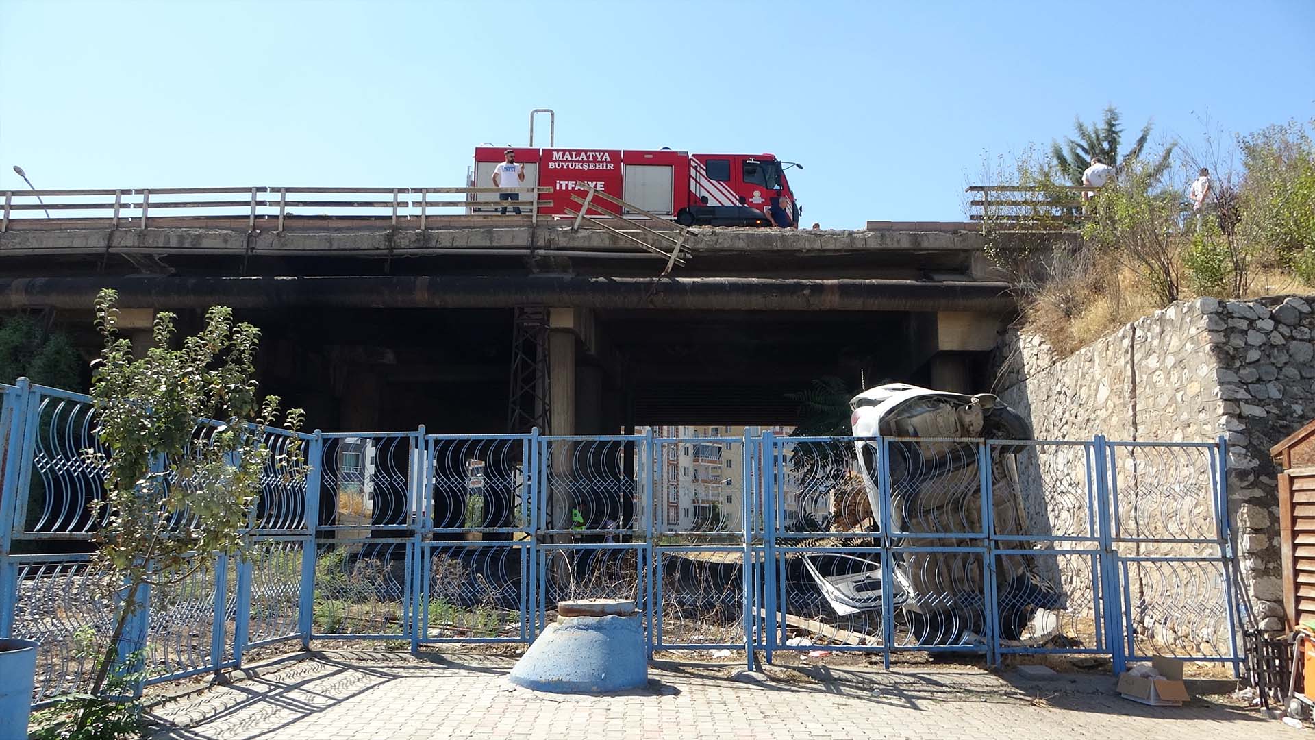 Köprüden Uçan Araç Yere Dik Düşerek Asılı Kaldı 2