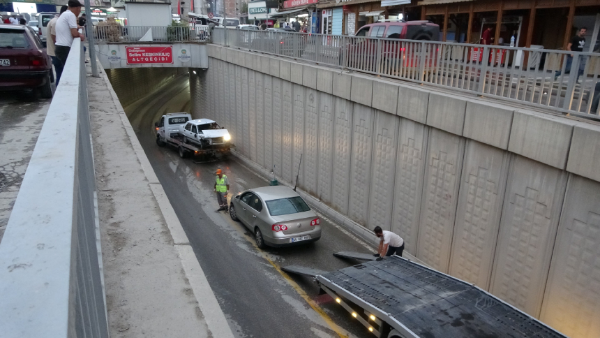 Malatya’da İki Otomobil Kafa Kafaya Çarpıştı 3 Yaralı (2)