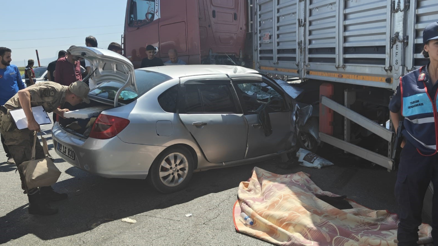 Muş’ta Tıra Çarpan Otomobilde 1 Ölü, 5 Yaralı (1)