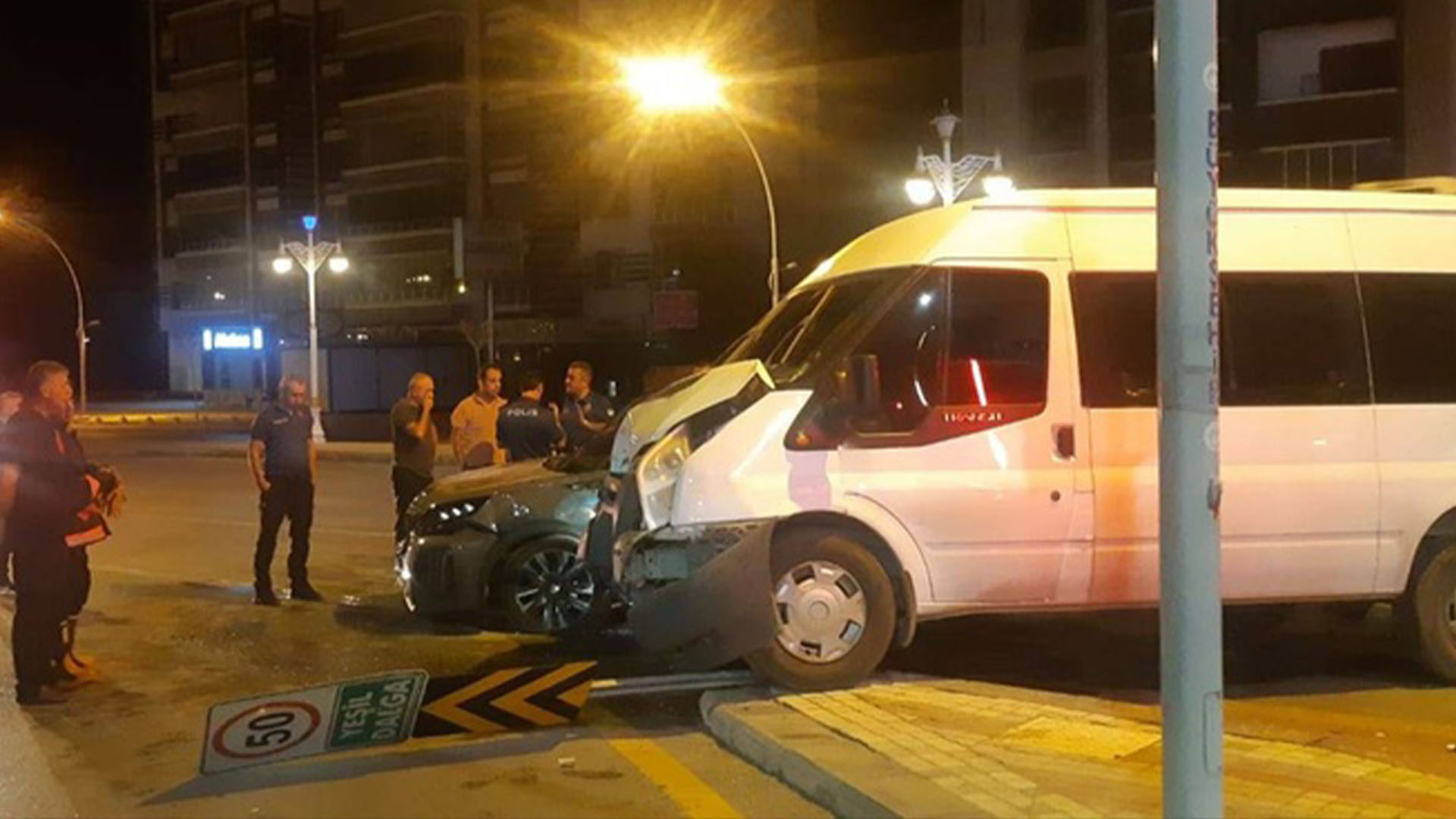 Polisleri Taşıyan Minibüs Kaza Yaptı 1