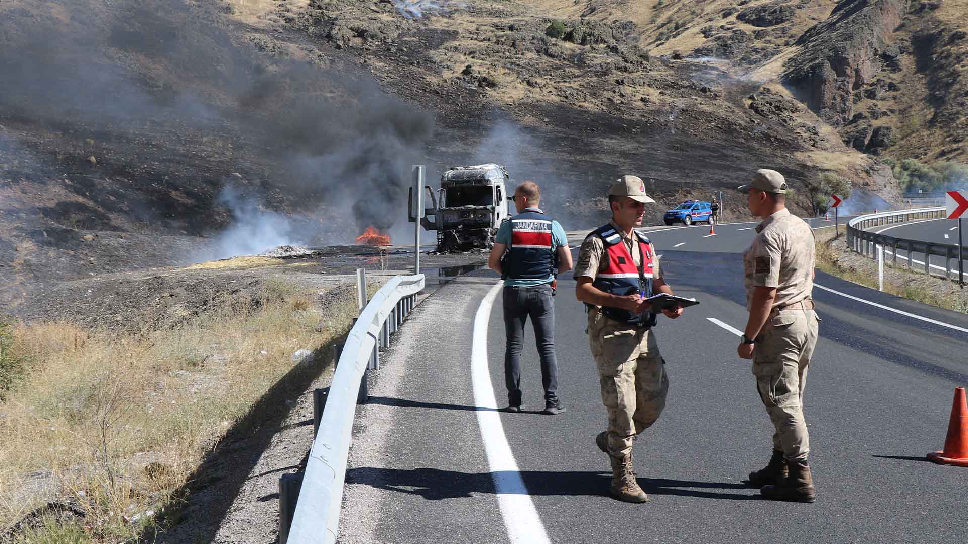 Seyir Halindeki Tır Alev Alev Yandı