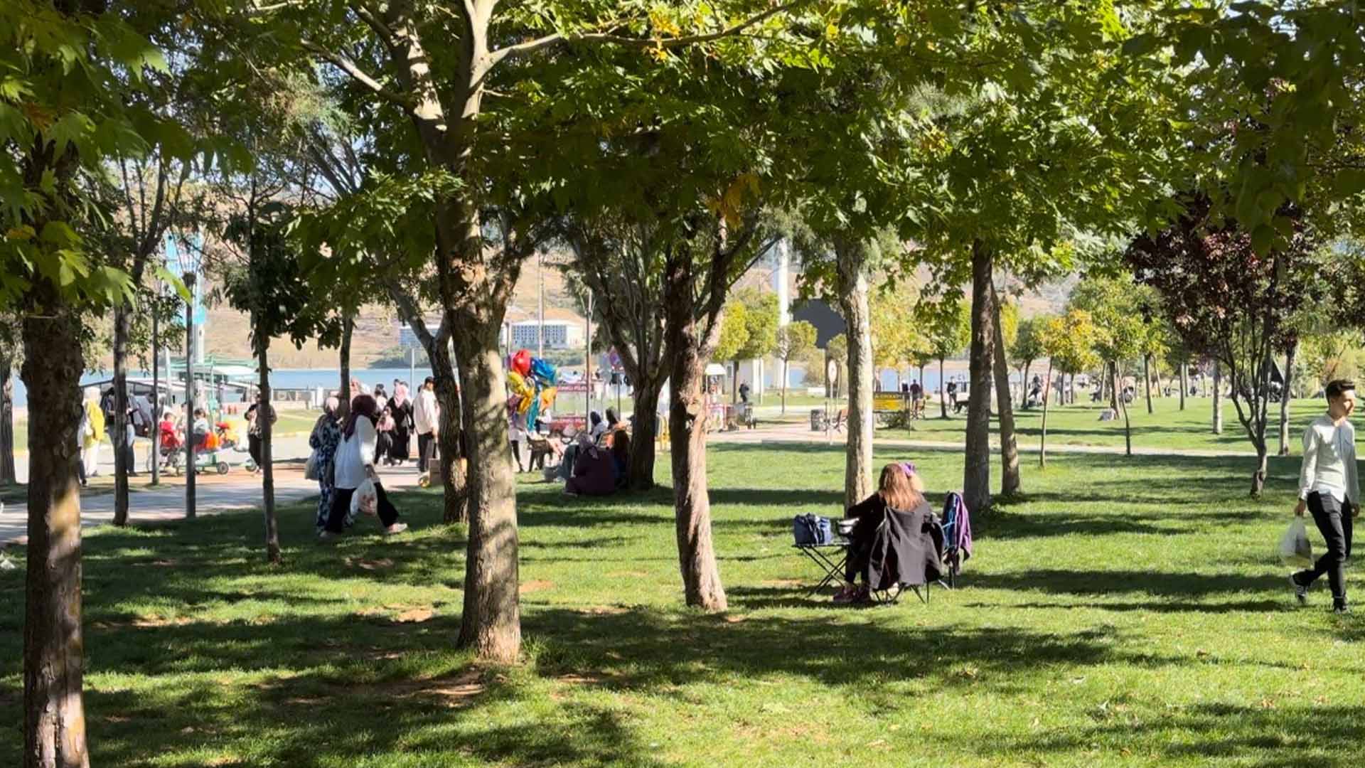 Tatvanlılar Güneşli Havayı Sahilde Değerlendirdi