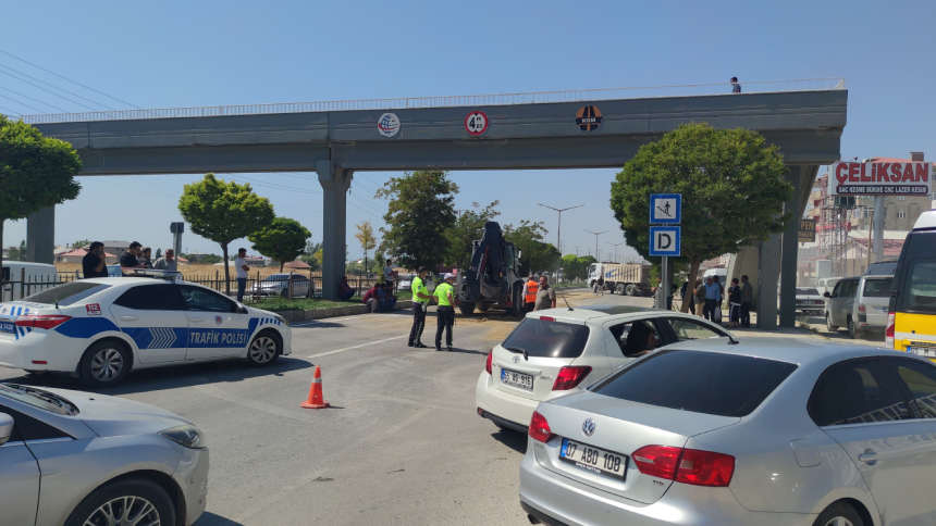 Van’da Kamyon Üst Geçitte Sıkıştı, Trafik Uzun Süre Patika Yoldan Akıtıldı (3)