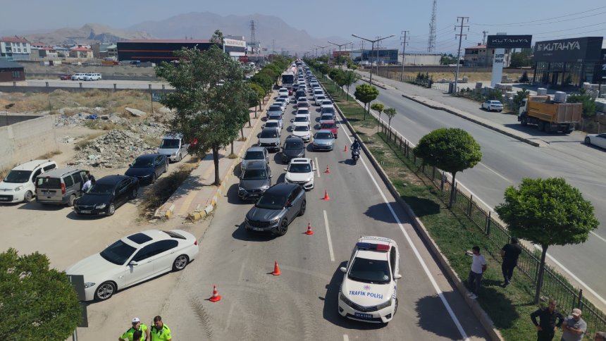 Van’da Kamyon Üst Geçitte Sıkıştı, Trafik Uzun Süre Patika Yoldan Akıtıldı (4)