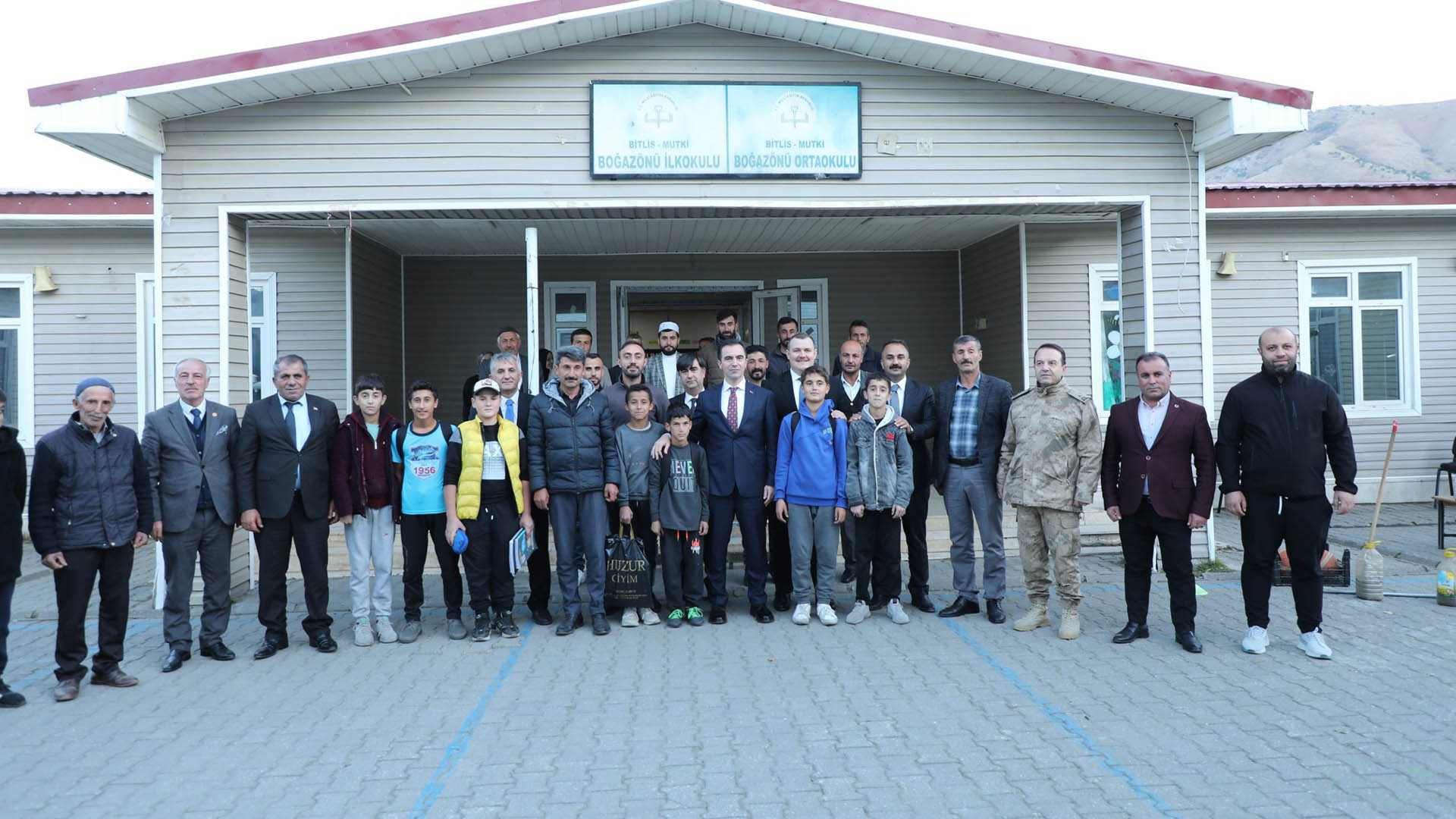 Bitlis Valisi Karakaya, Mutki'de Okul Ziyaretleri Gerçekleştirdi 4