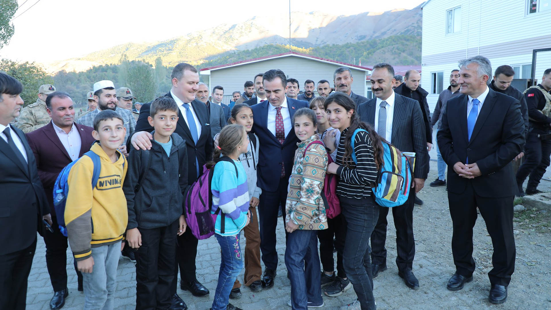 Bitlis Valisi Karakaya, Mutki'de Okul Ziyaretleri Gerçekleştirdi 6