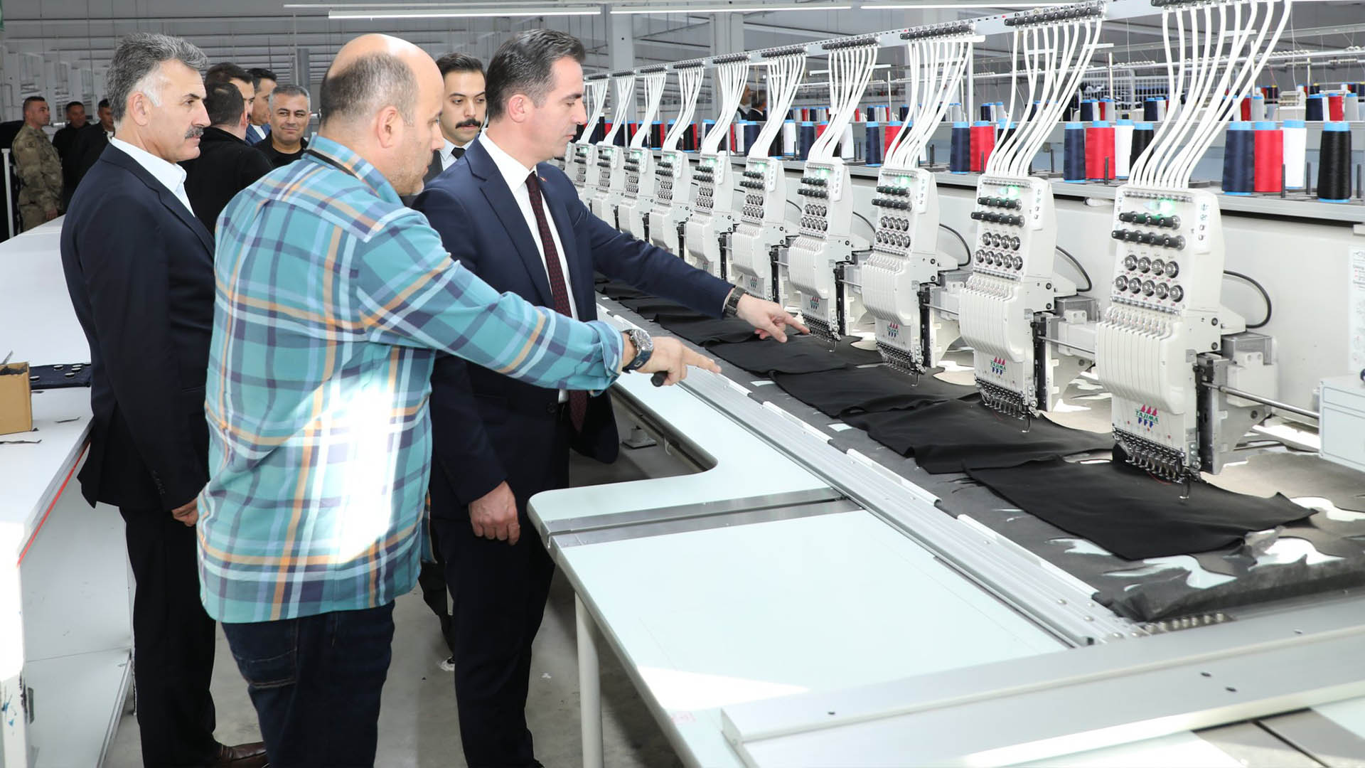 Bitlis Valisi Karakaya, Nur Tekstil Fabrikasını Ziyaret Etti 1