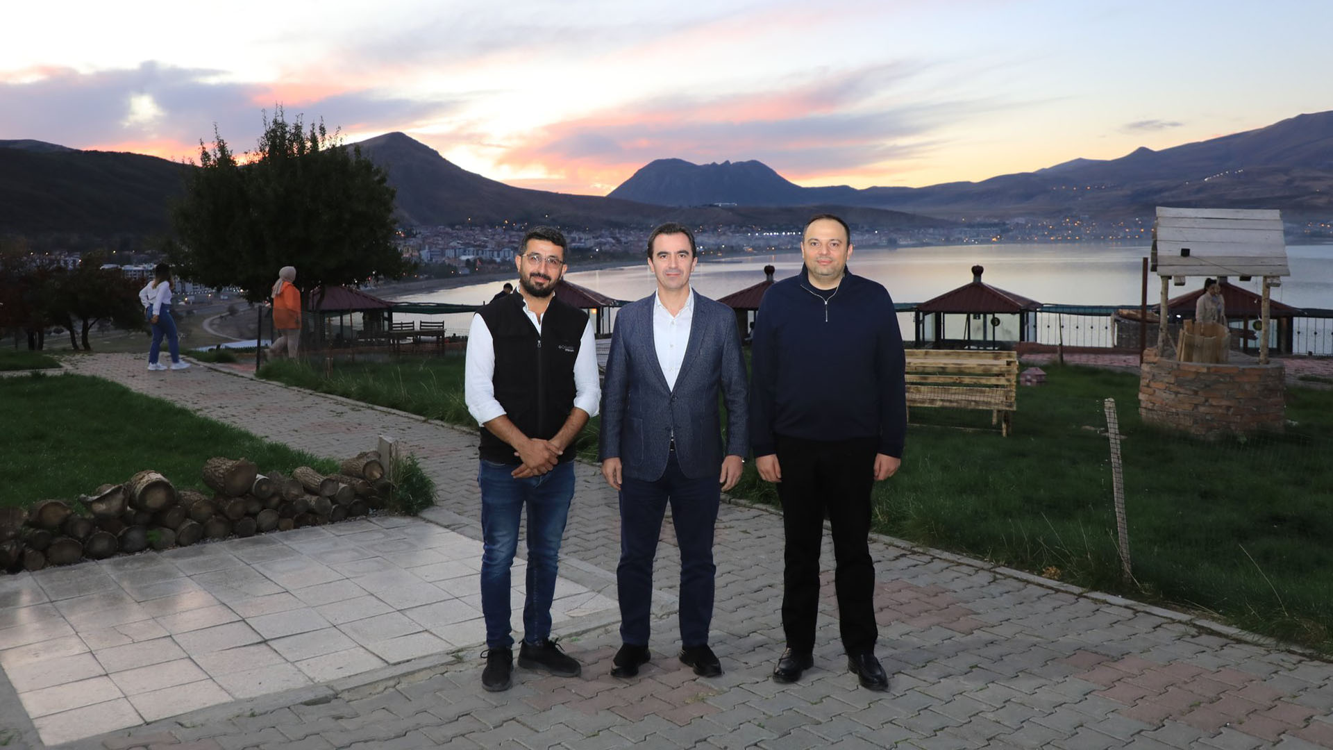 Bitlis Valisi Karakaya, Tatvan'ı Seyir Terasından İzledi 2