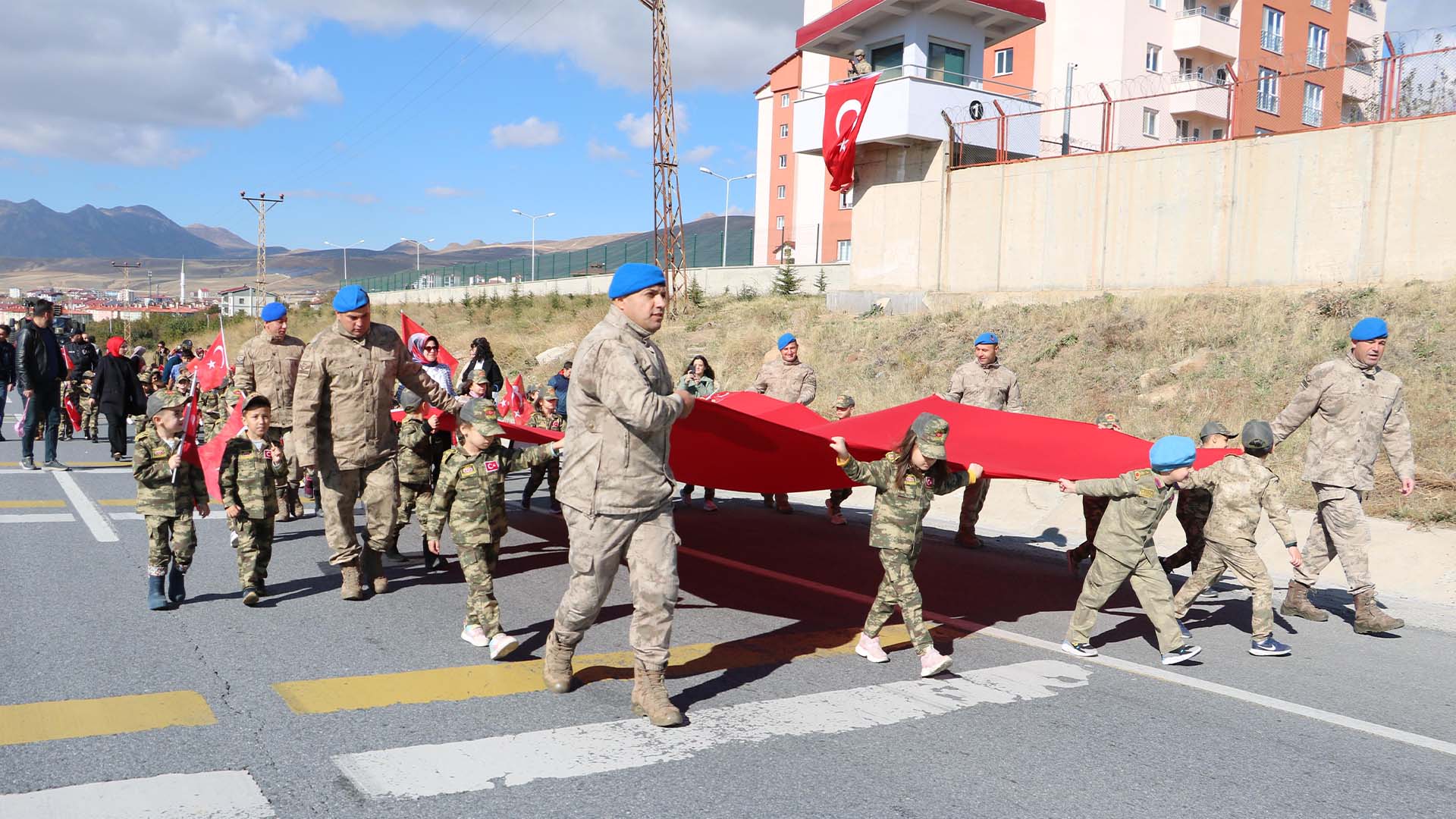 Bitlis’te Jandarma Özel Harekat Birliği’ne Öğrenci Ziyareti 4