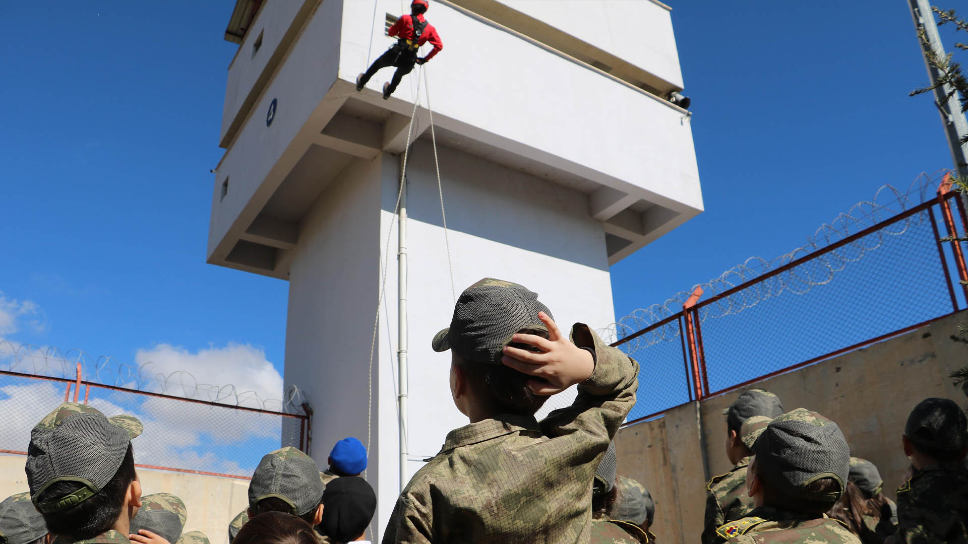 Bitlis’te Jandarma Özel Harekat Birliği’ne Öğrenci Ziyareti