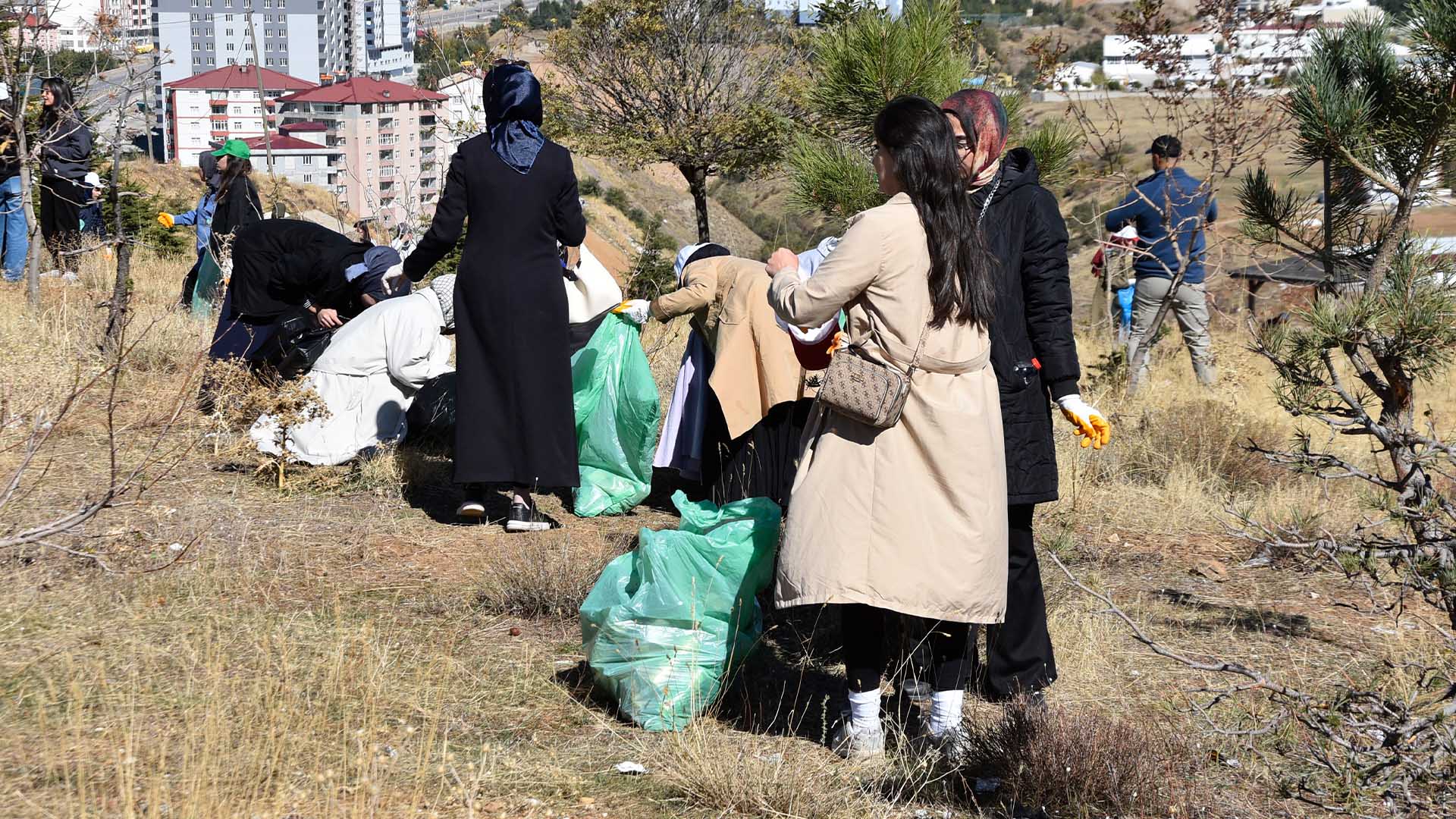 Bitlis'te Öğrencilerden Orman Temizliği Etkinliği 3