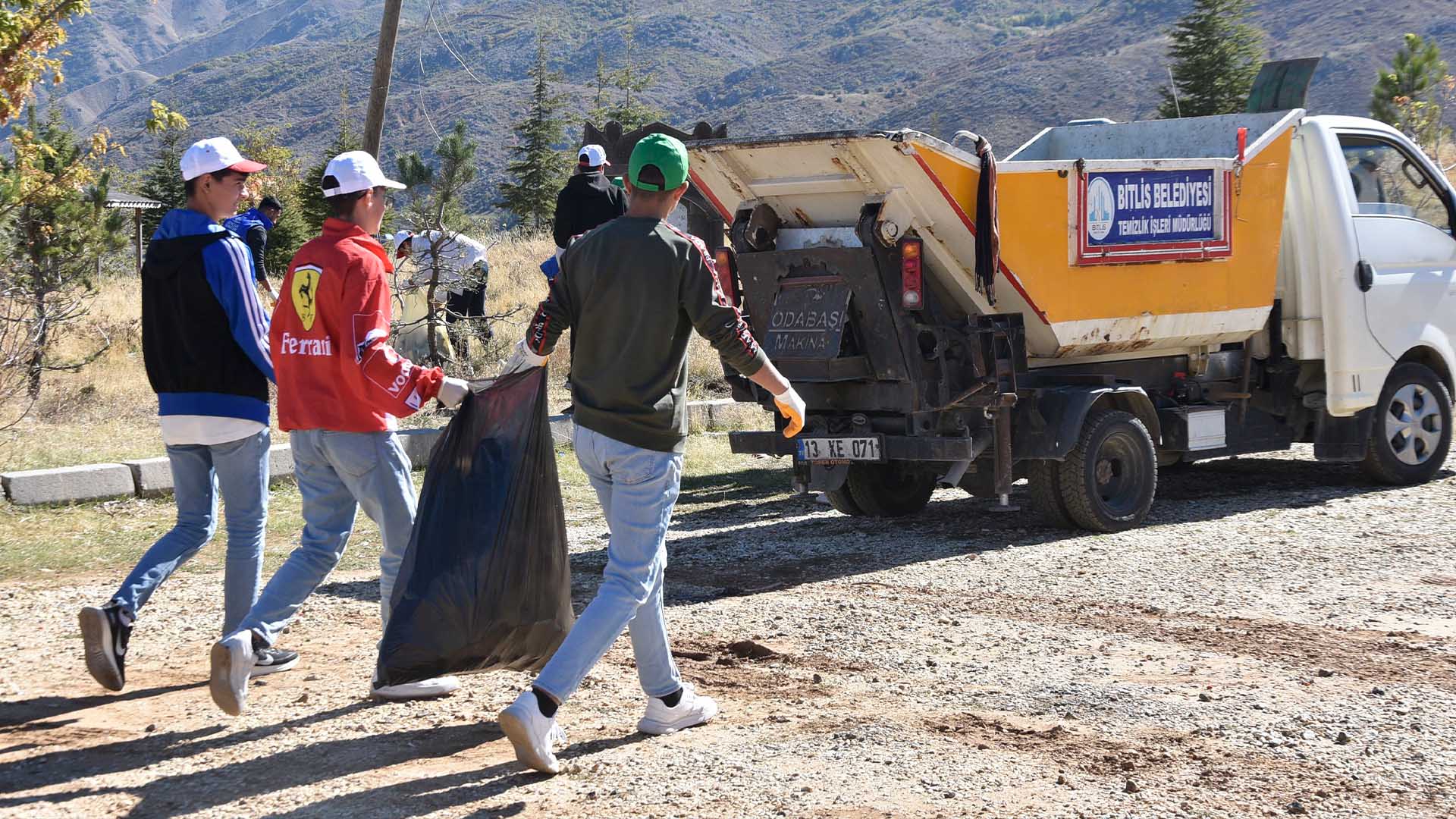 Bitlis'te Öğrencilerden Orman Temizliği Etkinliği