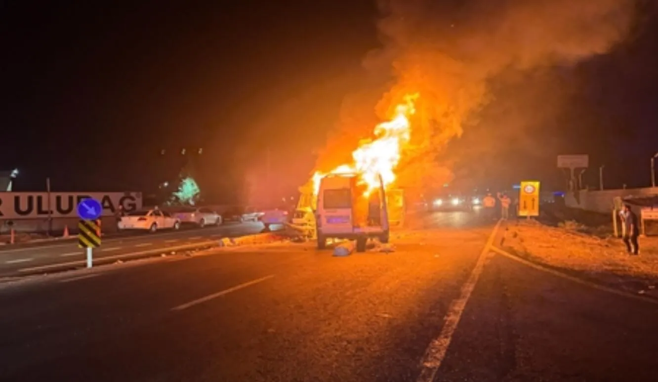 Diyarbakirda Kamyonet Ve Minibus Kafa Kafaya Carpisti 11 Yarali 1