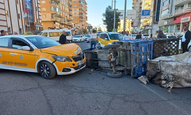 Diyarbakirda Maddi Hasarli Trafik Kazasi F0816Afa