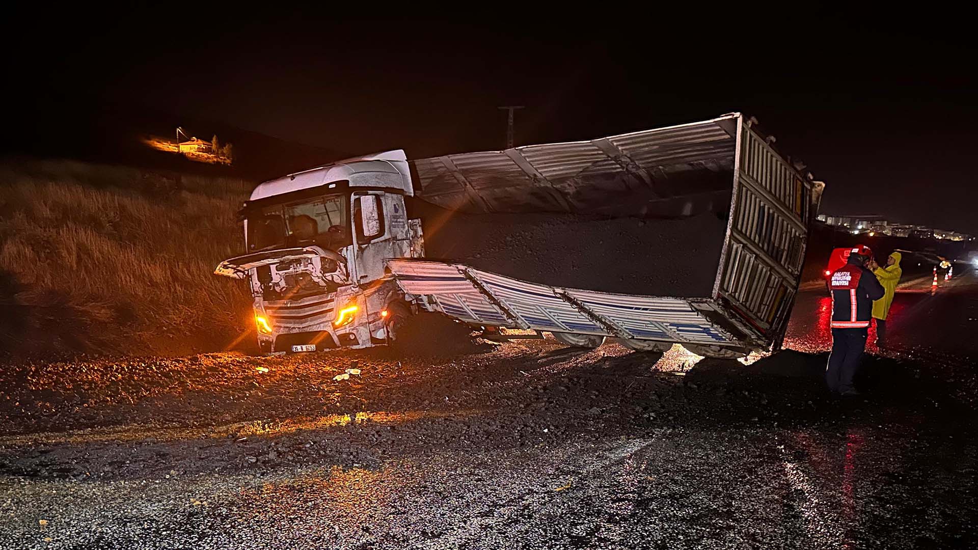 Maden Yüklüü Tır Devrildi, Sürücü Yaralandı 1