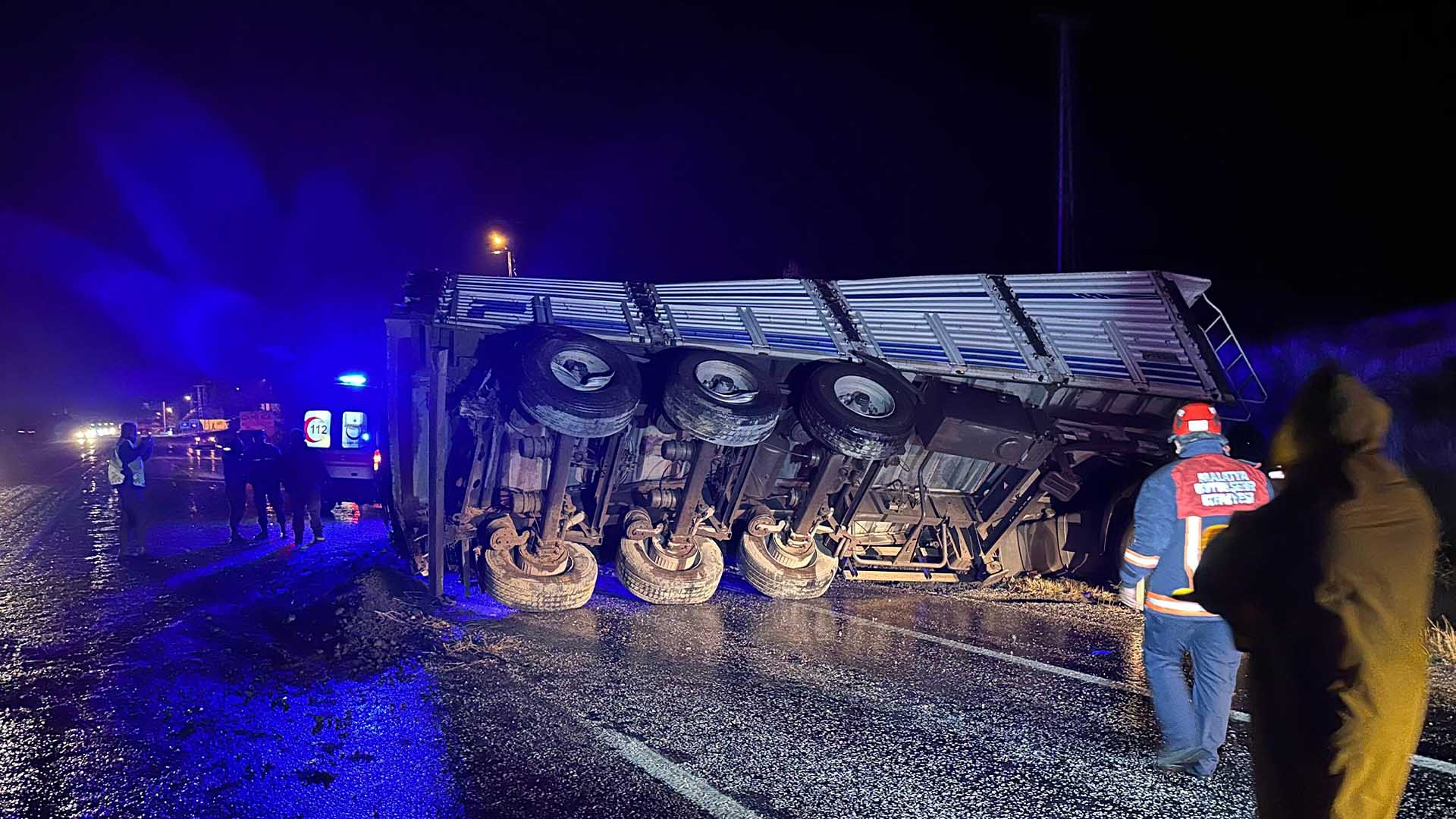 Maden Yüklüü Tır Devrildi, Sürücü Yaralandı 3