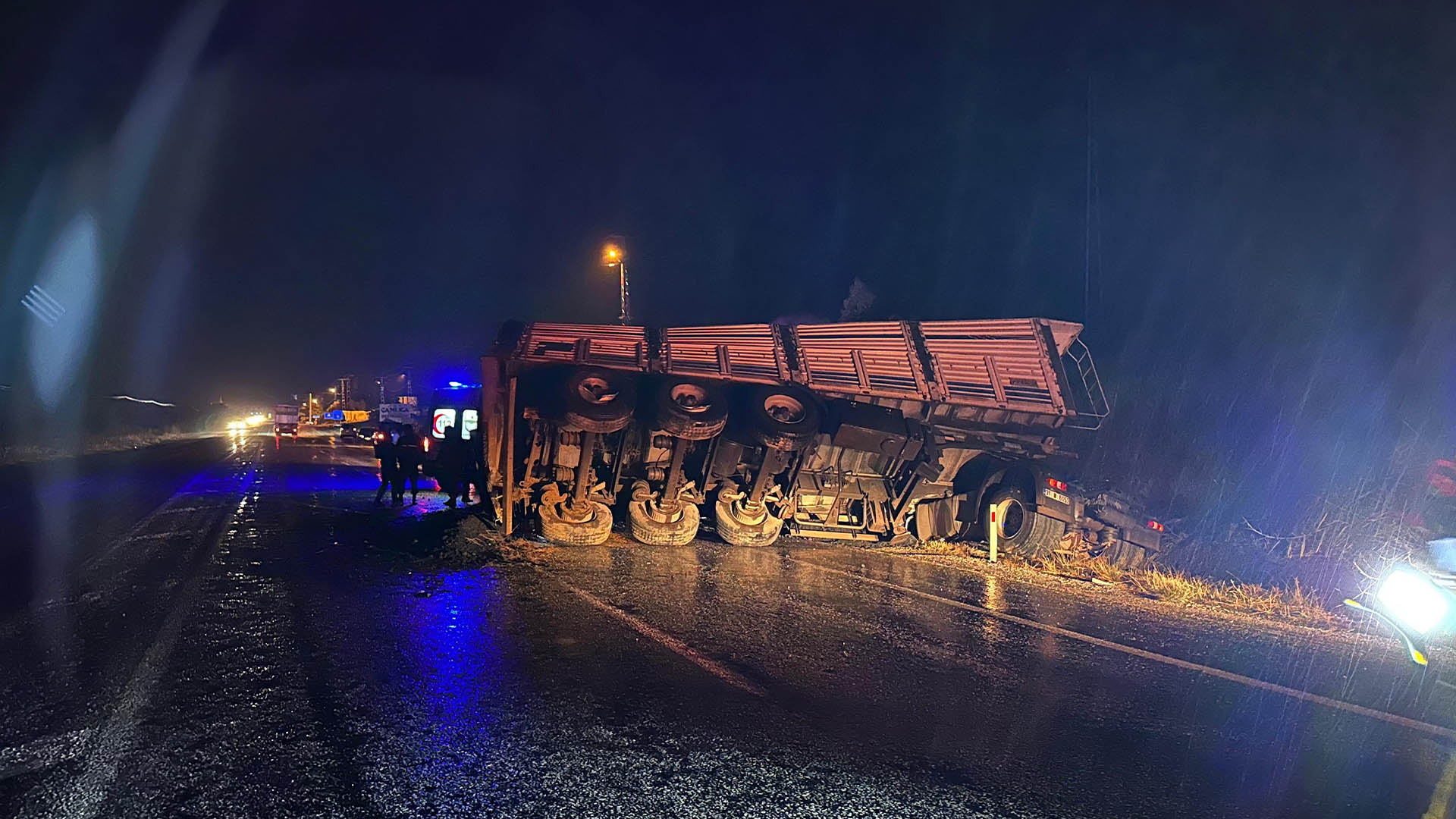 Maden Yüklüü Tır Devrildi, Sürücü Yaralandı