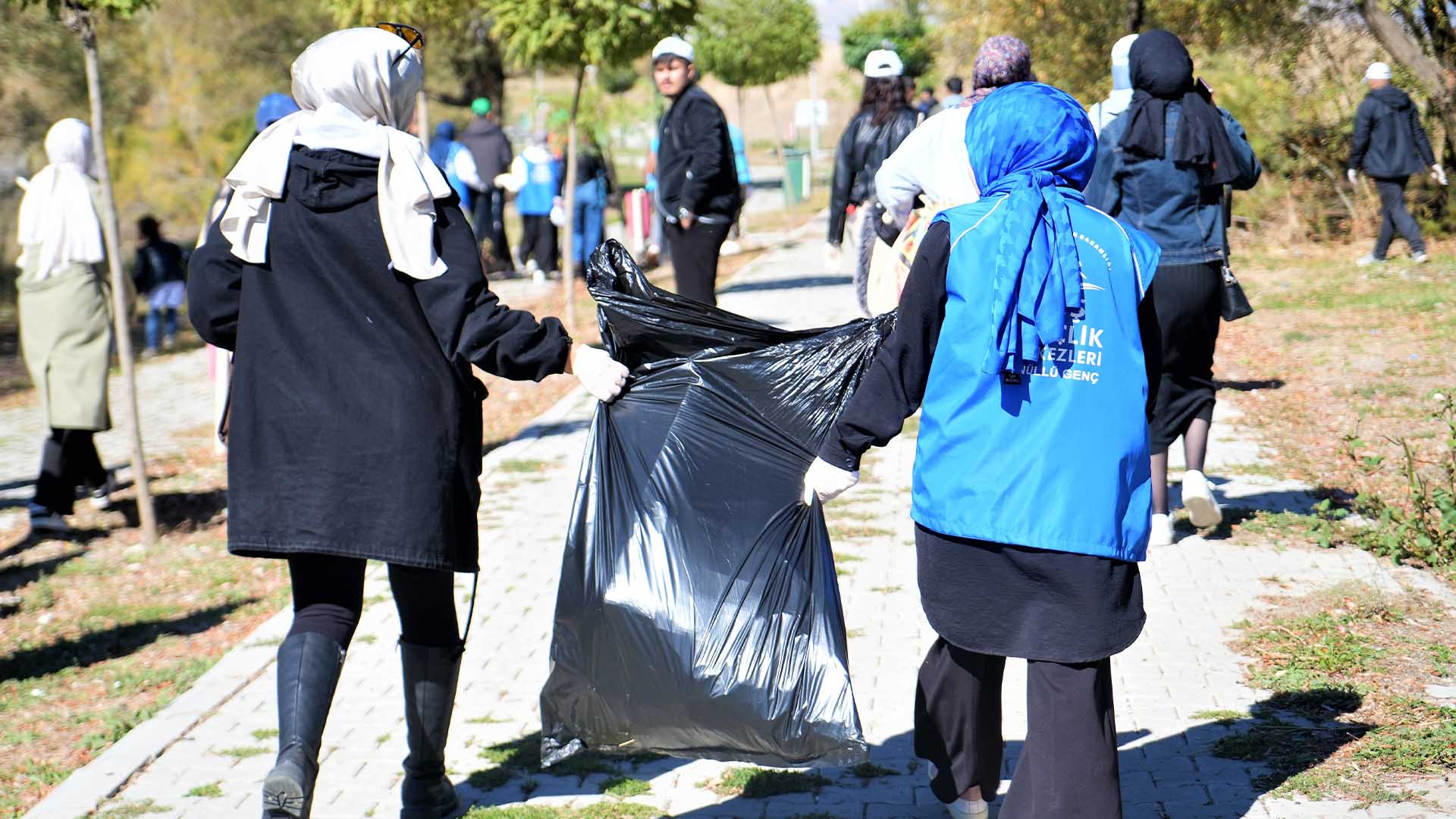 Muş'ta 500 Genç El Ele Çöp Topladı 2