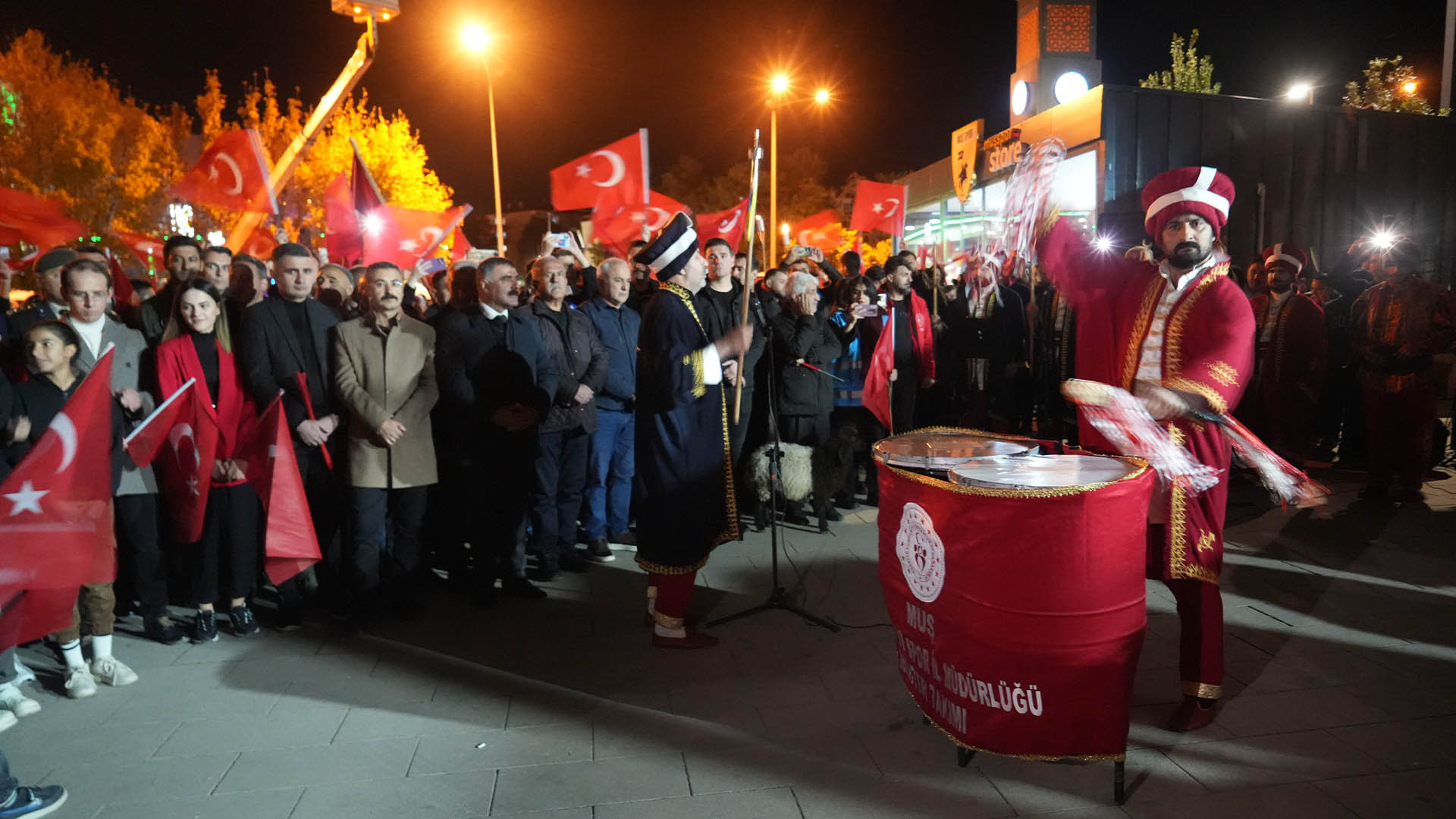 Muş'ta Cumhuriyet Bayramı Fener Alayı Yürüyüşü Ile Coşkuyla Kutlandı 2