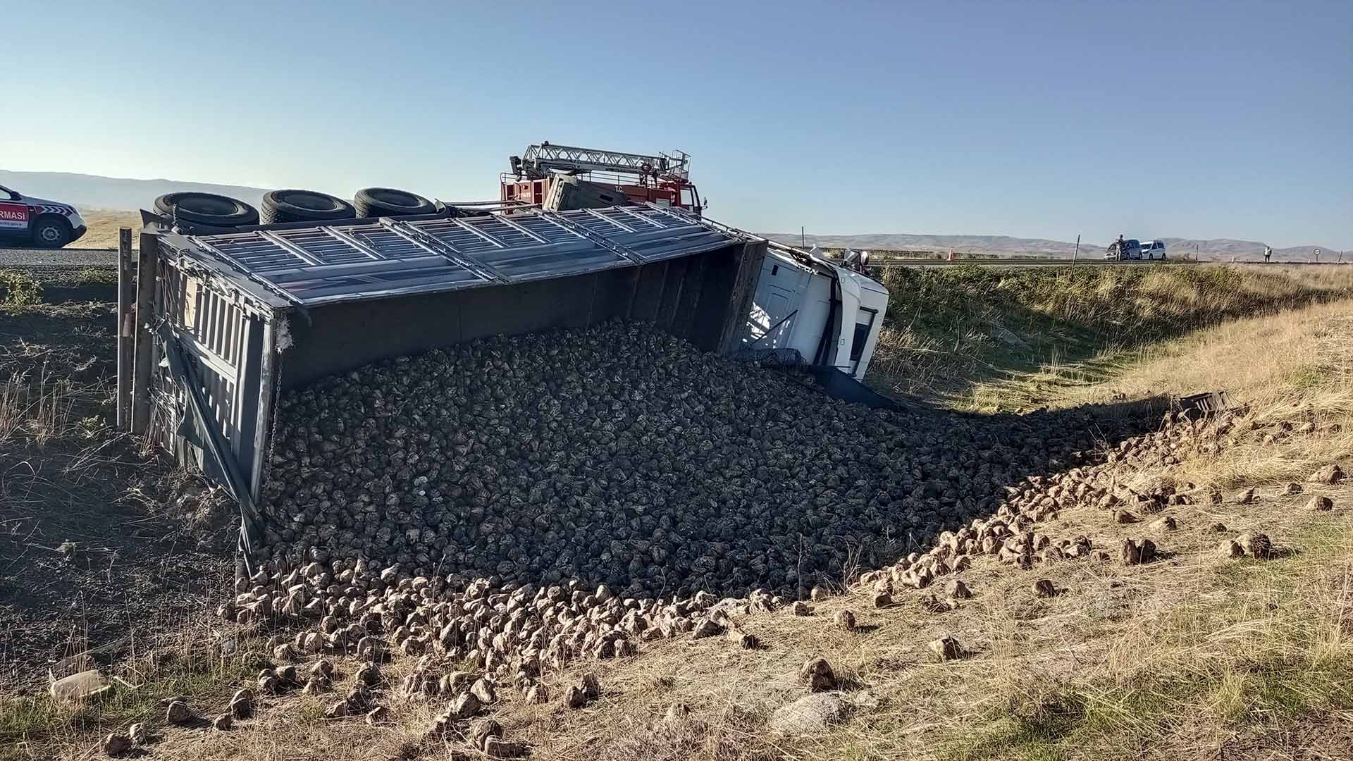 Muş'ta Otomobil Ile Tır Çarpıştı, 1 Ölü 2 Yaralı 1