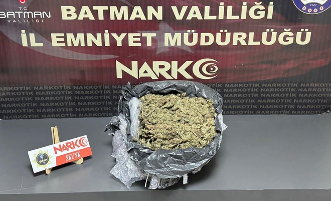 Batmanda Bir Aracta Yapilan Aramada 2 Kilo 40 Gram Skunk Ele Gecirildi 0F6A52Dc