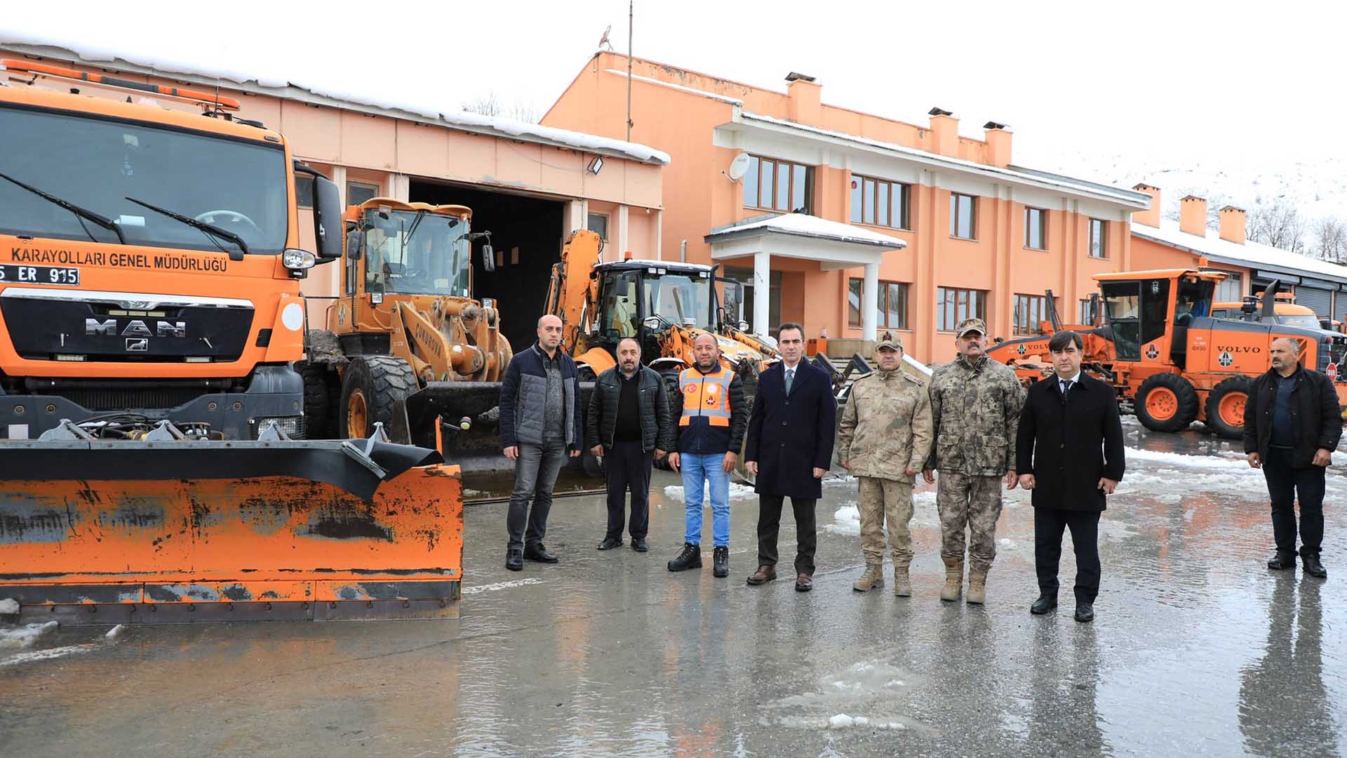 Bitlis Valisi Karakaya, Karla Mücadele Ekiplerine Ziyaret Etti 3