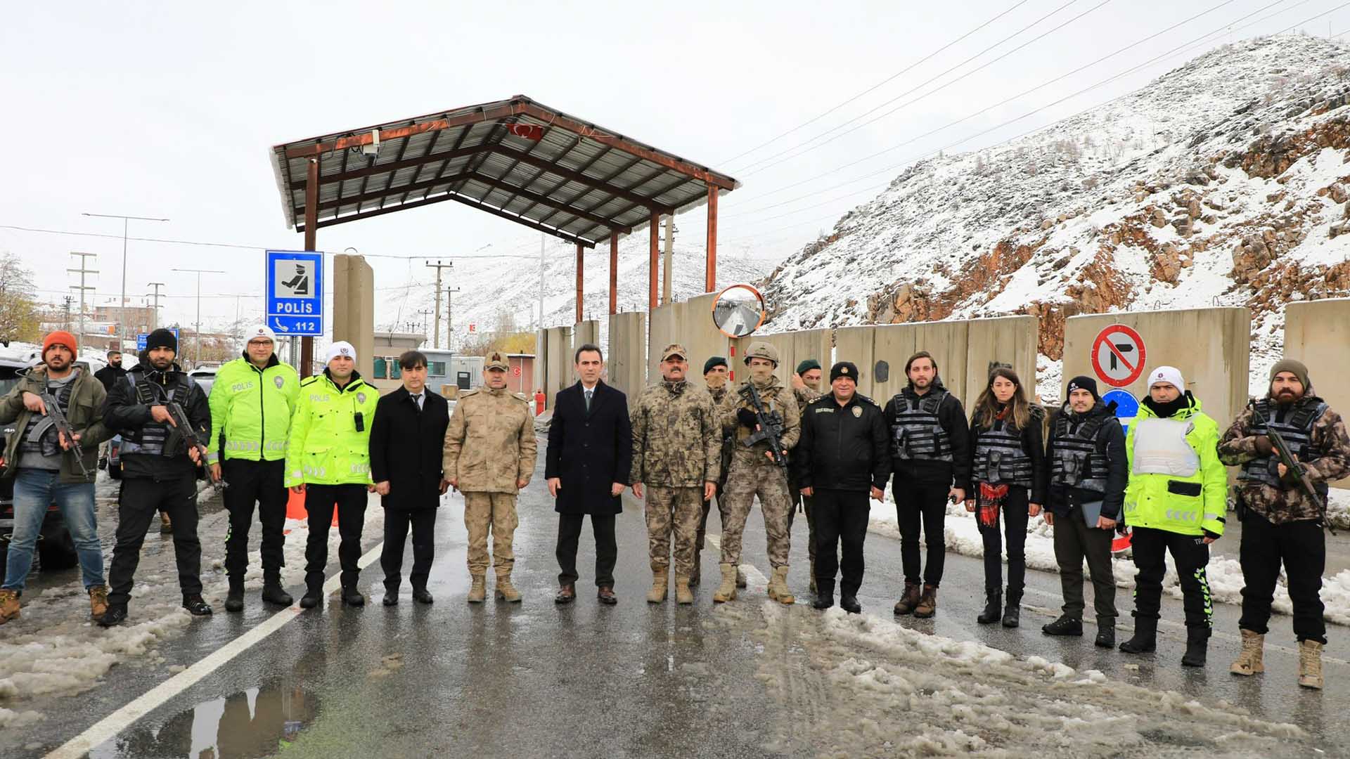 Bitlis Valisi Karakaya, Karla Mücadele Ekiplerine Ziyaret Etti 4