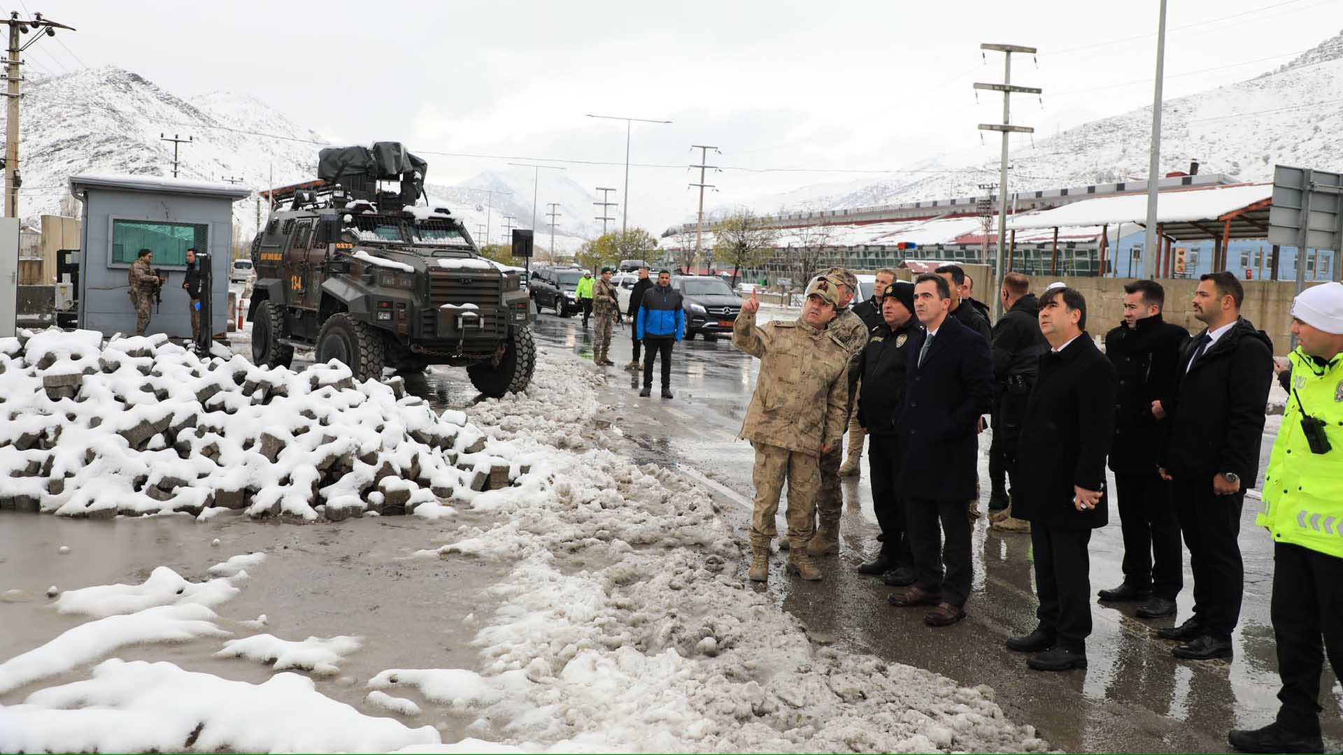 Bitlis Valisi Karakaya, Karla Mücadele Ekiplerine Ziyaret Etti 6