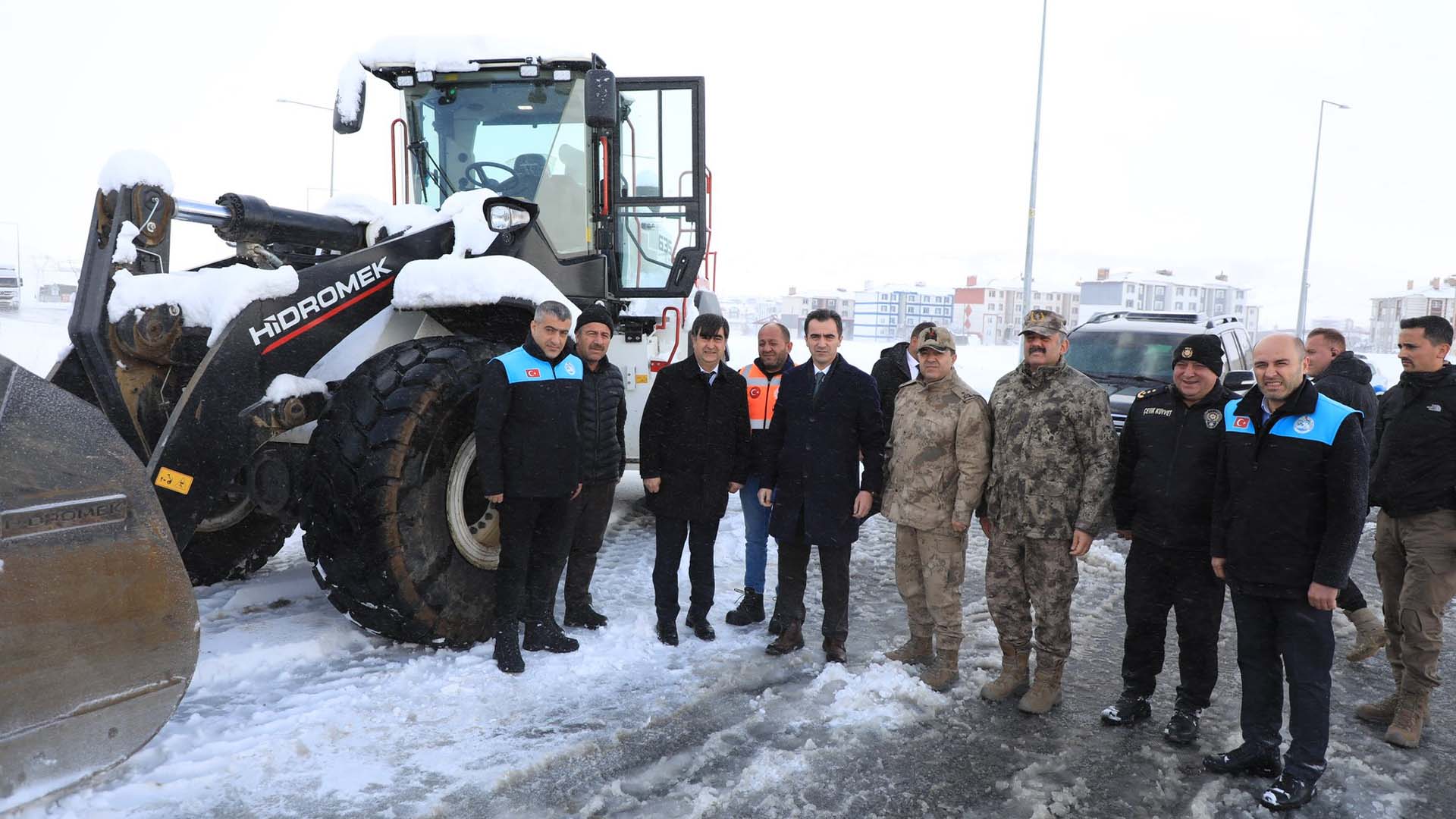 Bitlis Valisi Karakaya, Karla Mücadele Ekiplerine Ziyaret Etti 7