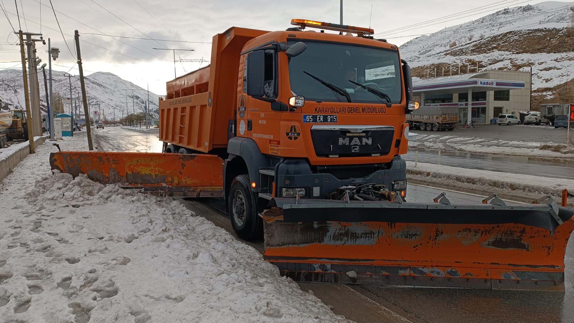 Bitlis Valisi Karakaya, Karla Mücadele Ekiplerine Ziyaret Etti 8