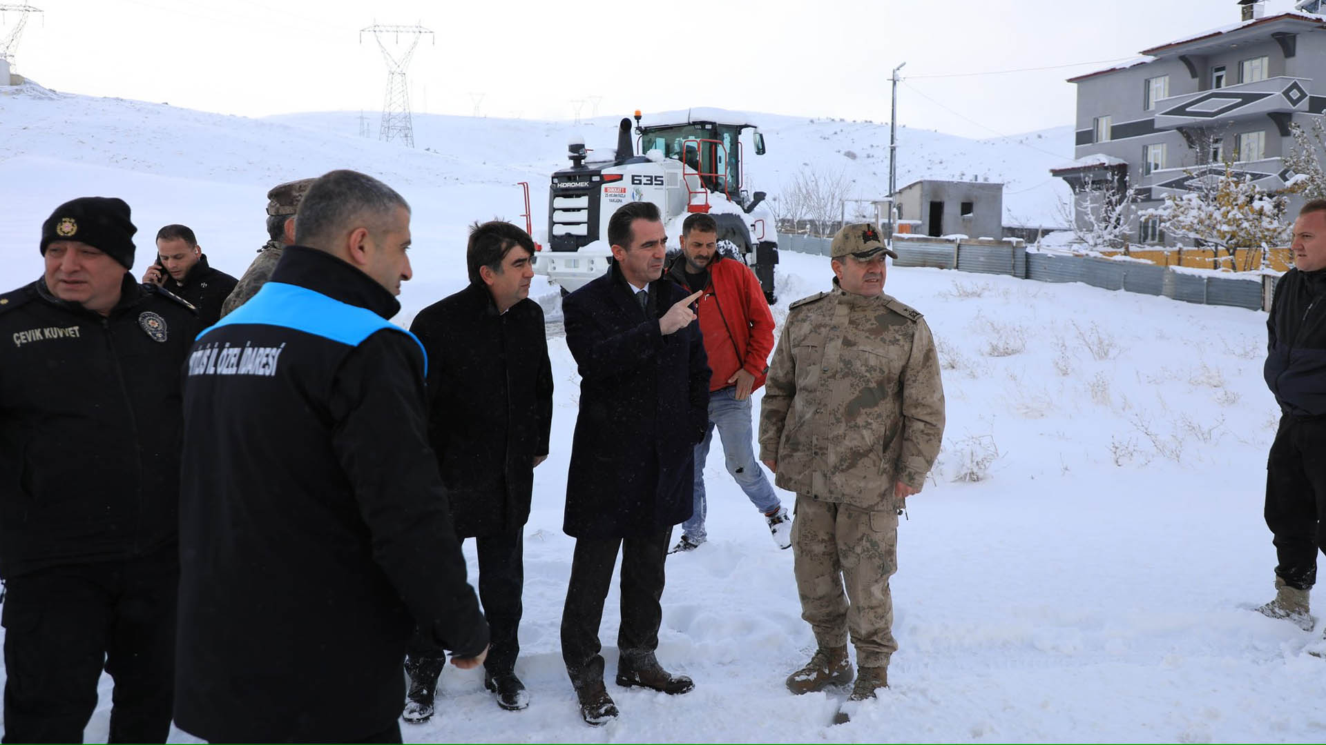 Bitlis Valisi Karakaya, Karla Mücadele Ekiplerine Ziyaret Etti 9