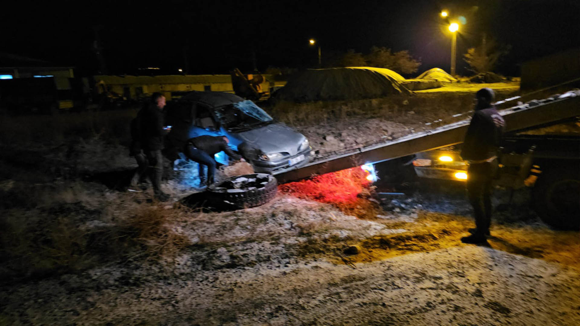 Bitlis'te Buzlanan Yolda Otomobil Takla Attı, 3 Yaralı 1