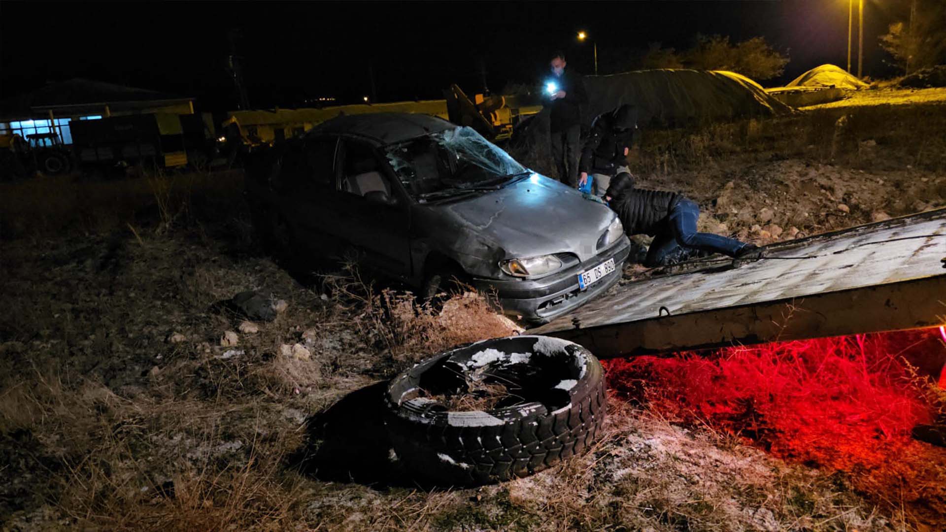 Bitlis'te Buzlanan Yolda Otomobil Takla Attı, 3 Yaralı 2