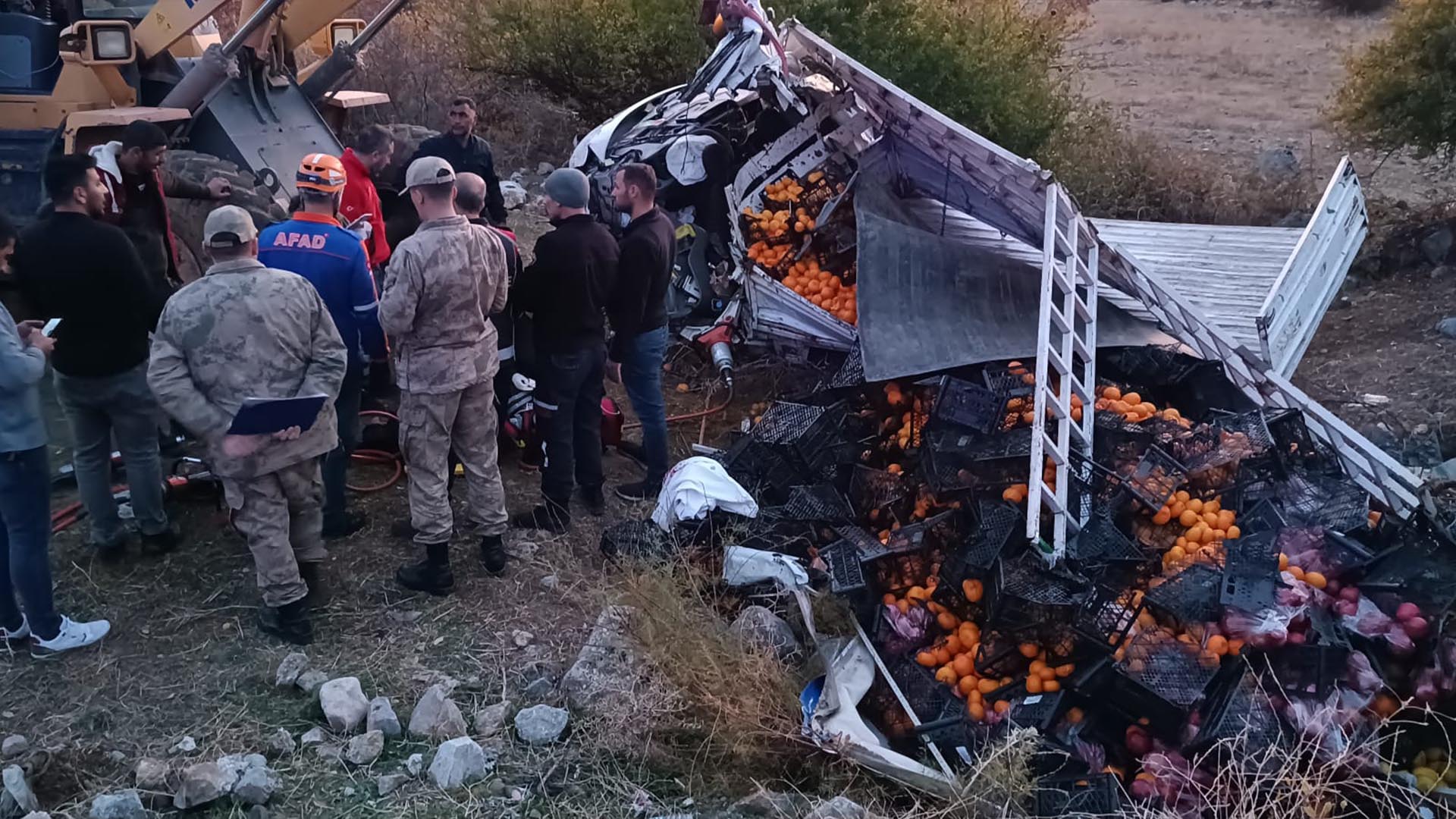 Bitlis'te Meyve Yüklü Araç Şarampole Yuvarlandı, Baba Hayatını Kaybetti, Oğlu Yaralandı 1