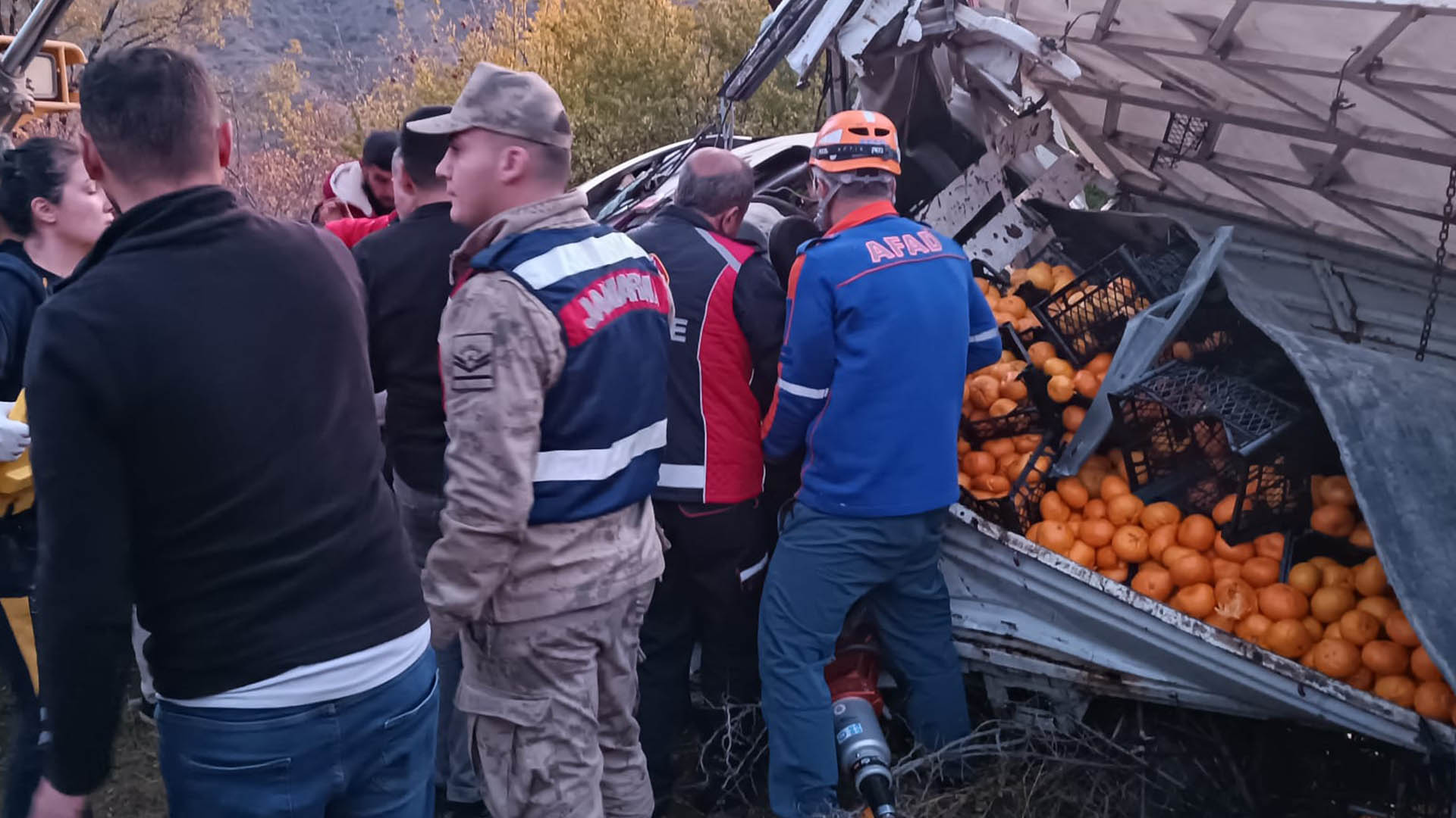 Bitlis'te Meyve Yüklü Araç Şarampole Yuvarlandı, Baba Hayatını Kaybetti, Oğlu Yaralandı 3