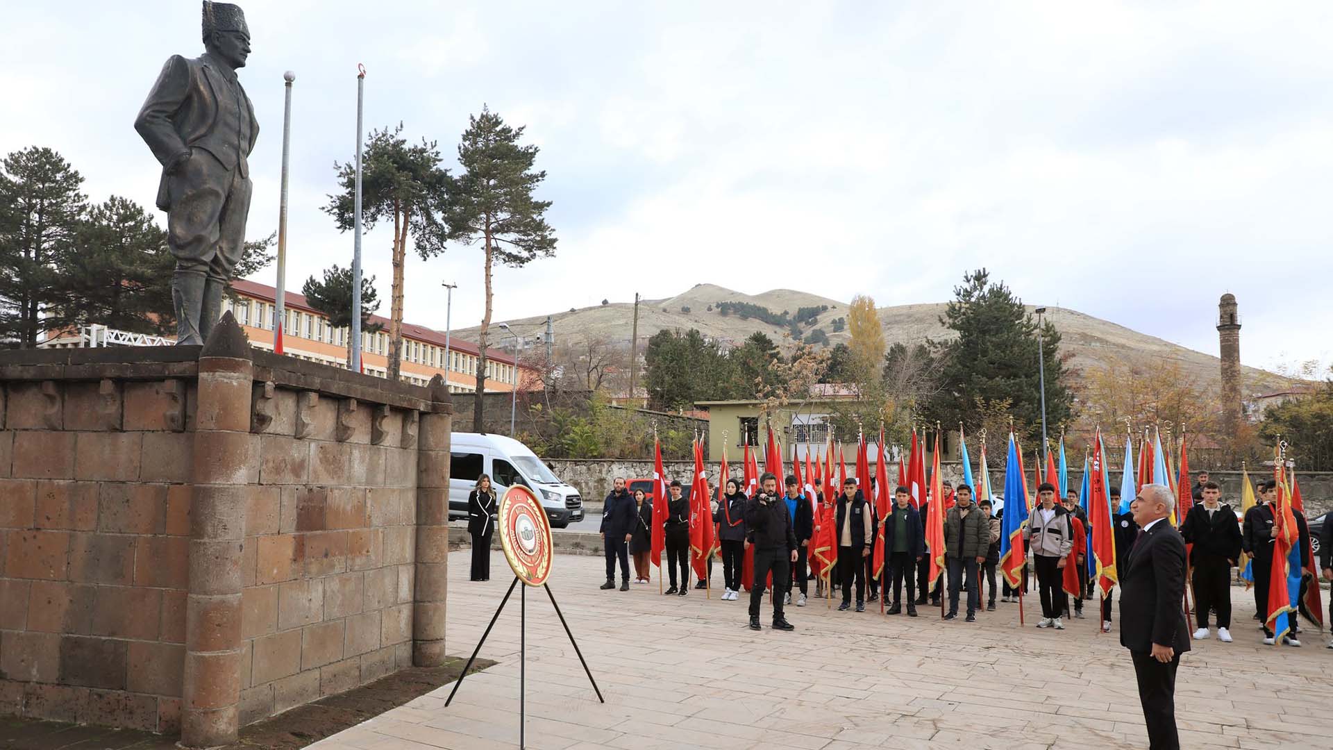 Bitlis’te Öğretmenler Günü Töreni, Atatürk Anıtına Çelenk Sunuldu