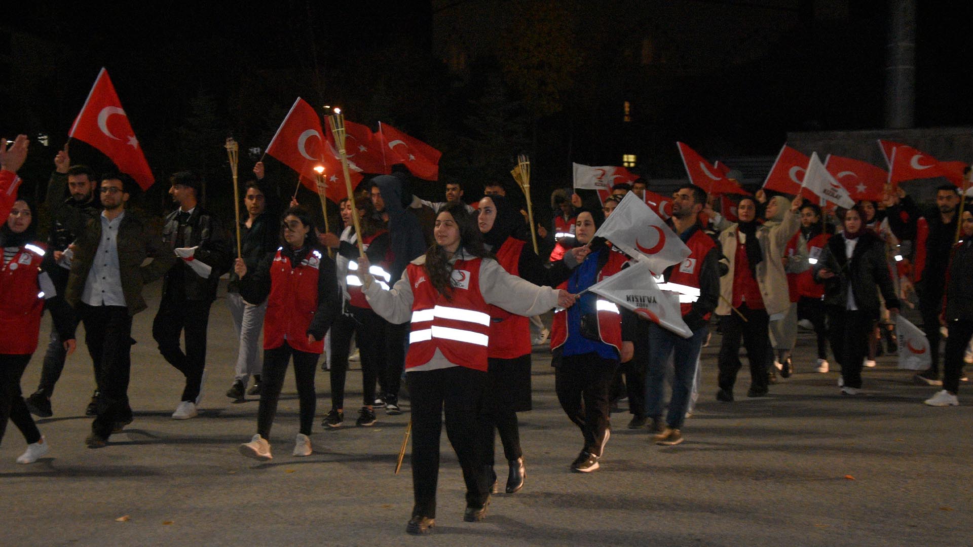 Bitlis'te Türk Kızılay Yıldönümü İçin Meşaleli Yürüyüş Düzenlendi 1