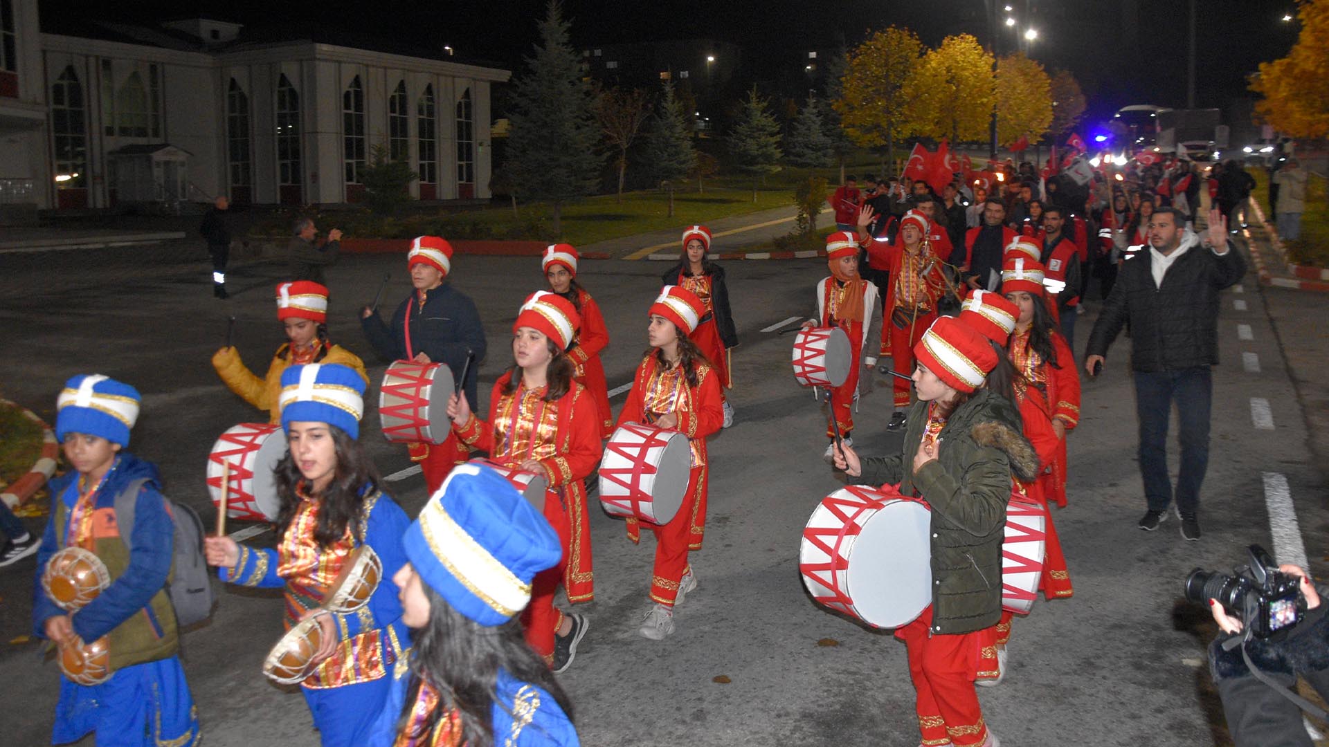 Bitlis'te Türk Kızılay Yıldönümü İçin Meşaleli Yürüyüş Düzenlendi