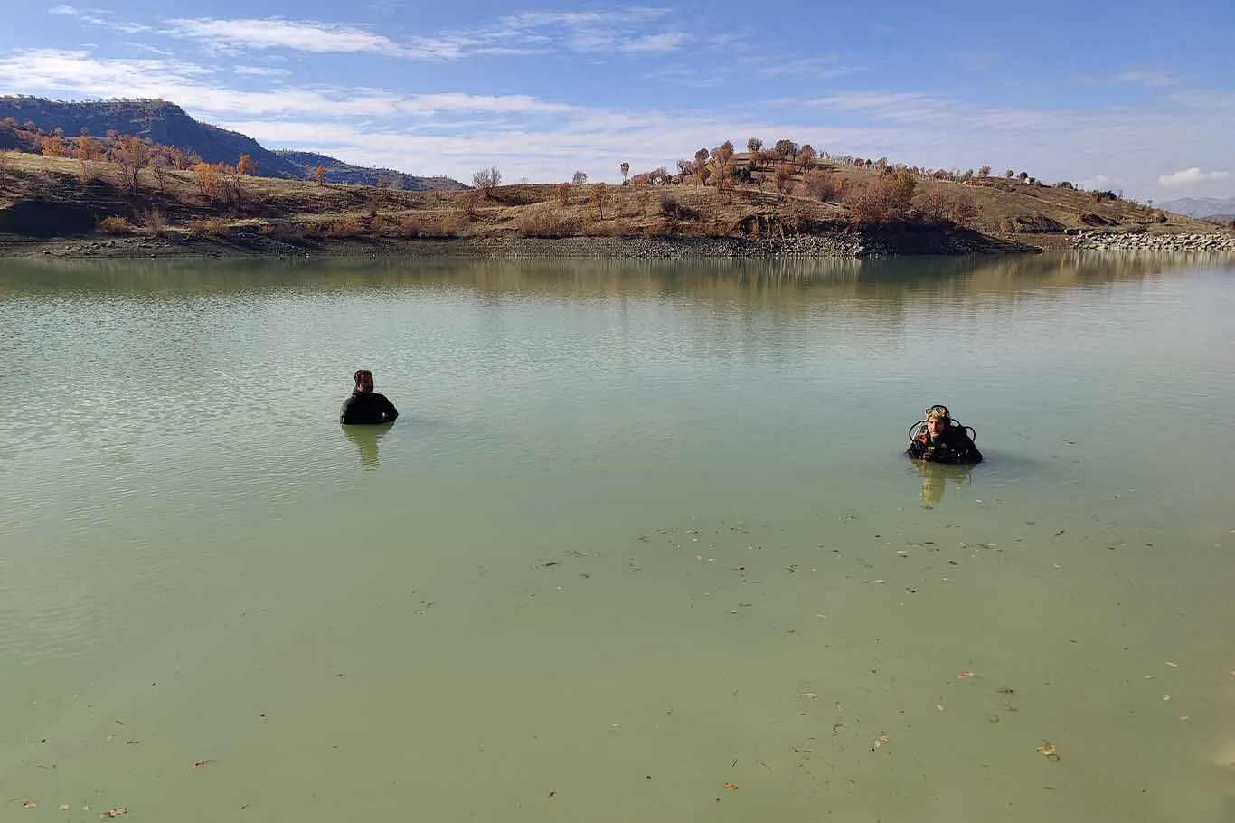 Diyarbakirda Ekipler Sulama Goletine Dusen Arac Icin Seferber Oldu 1