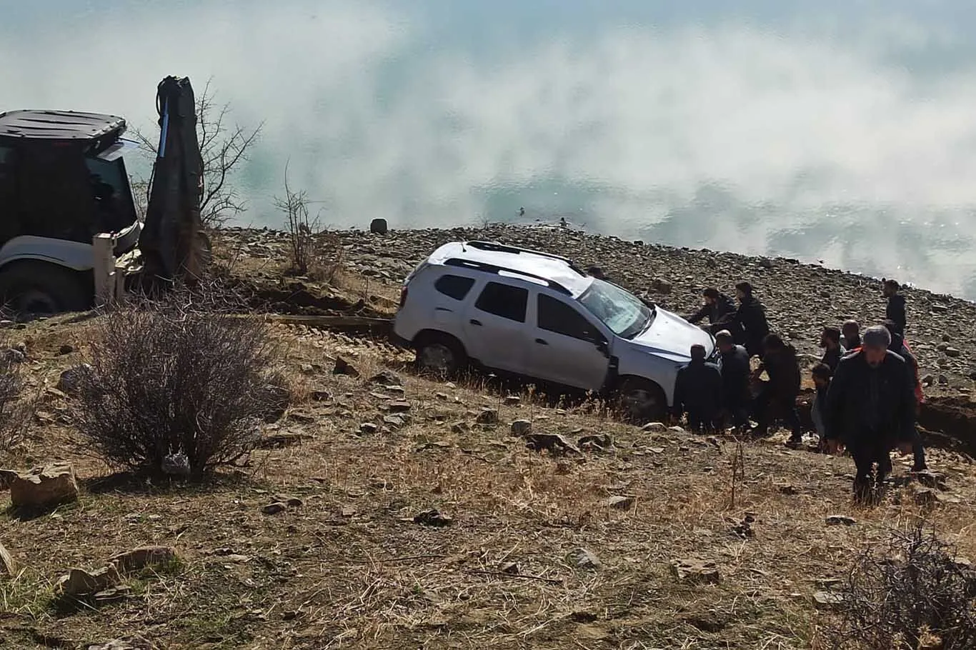 Diyarbakirda Ekipler Sulama Goletine Dusen Arac Icin Seferber Oldu 2