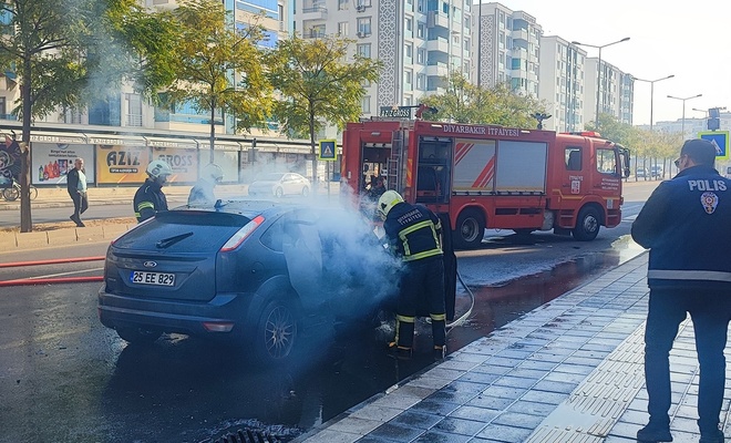 Diyarbakirda Seyir Halindeki Otomobilde Yangin Cikti 175Af868