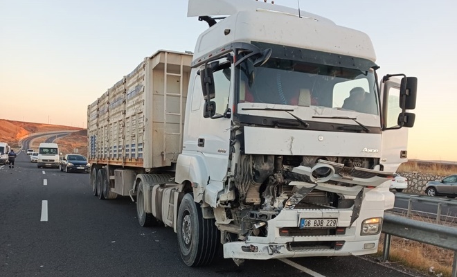 Diyarbakirda Tir Ile Traktor Carpisti 1 Yarali A97Ecdb1